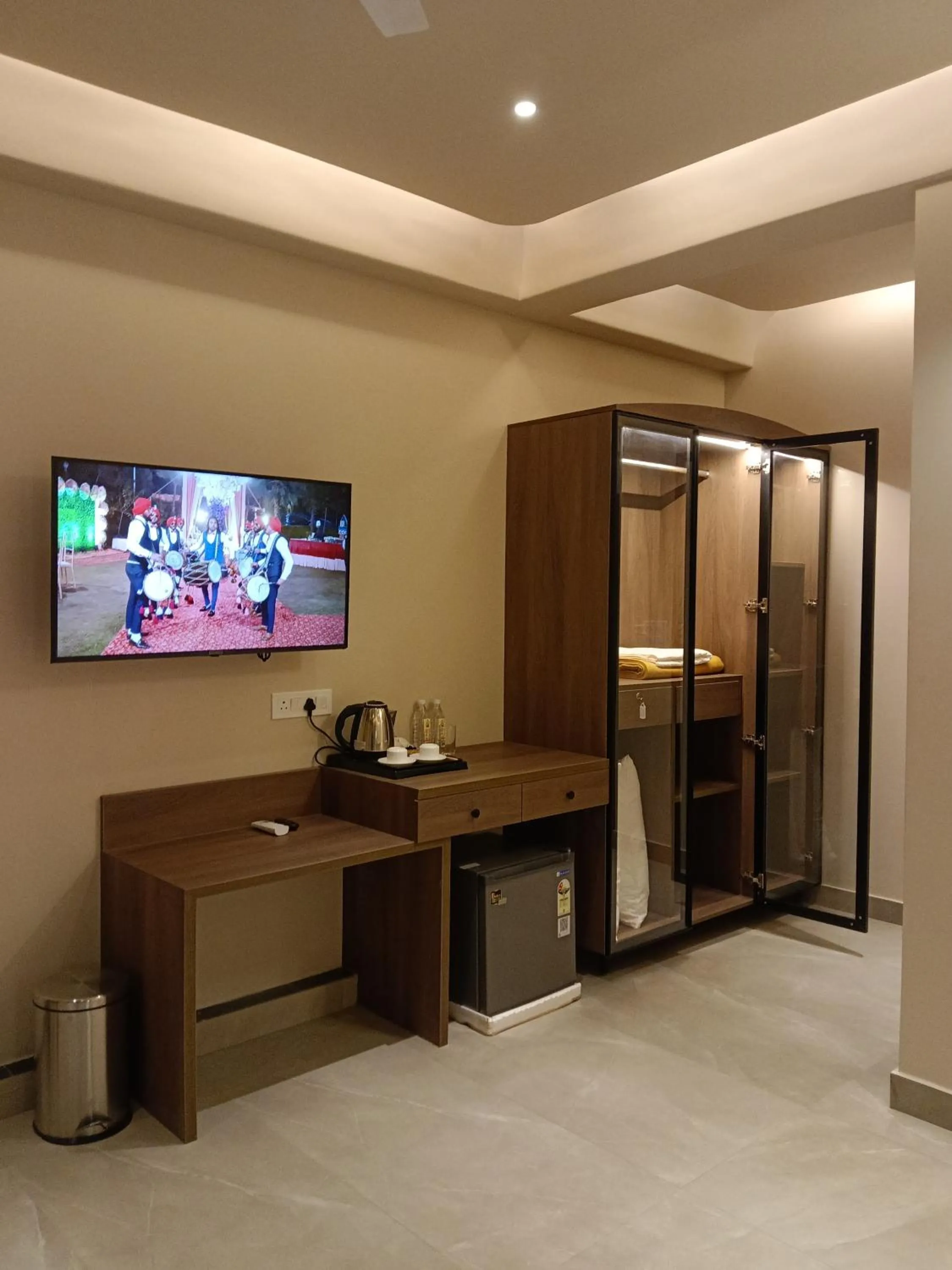 TV and multimedia in Hotel Muthahalli Grand