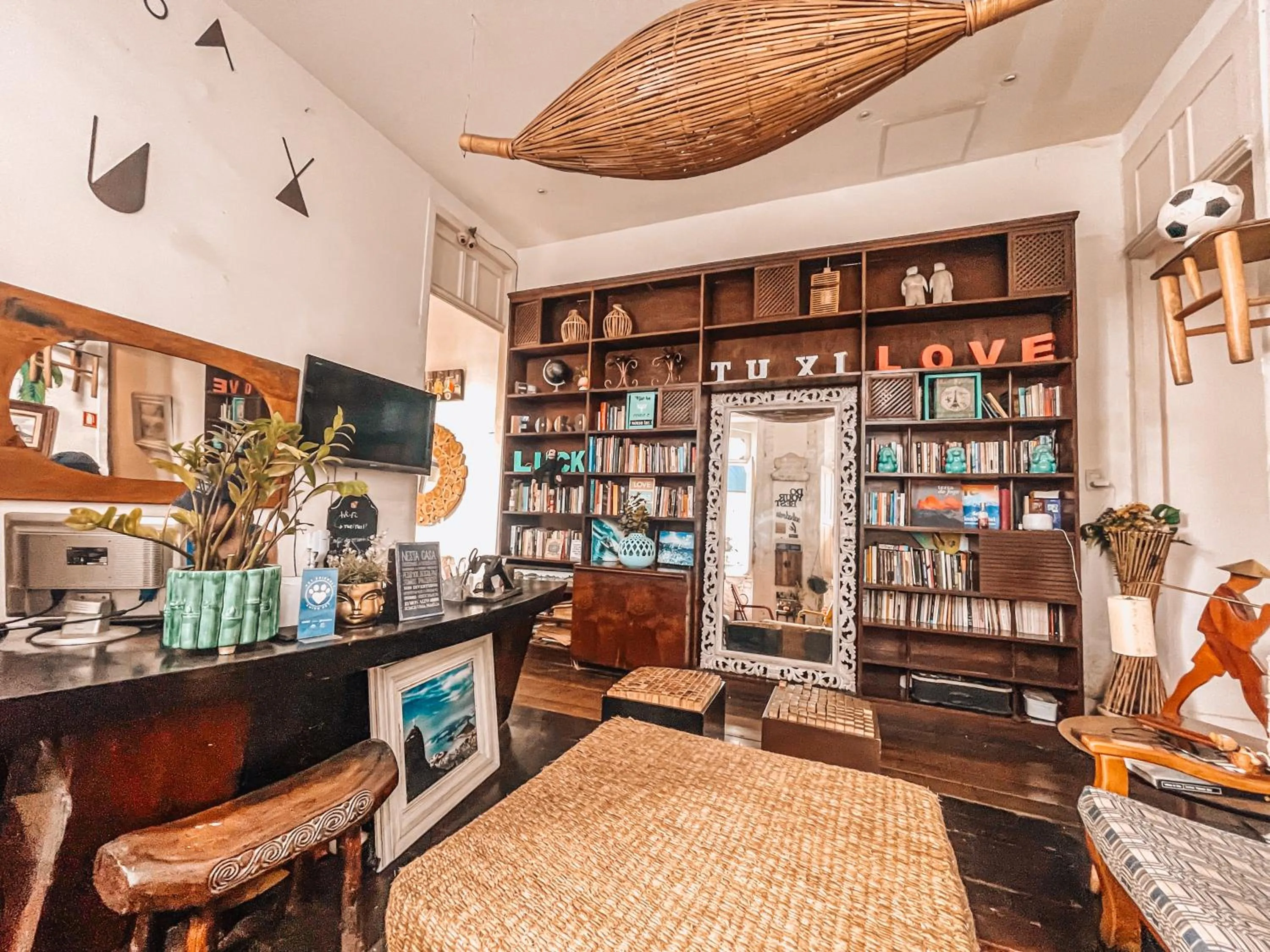 Library in Casa Tuxi