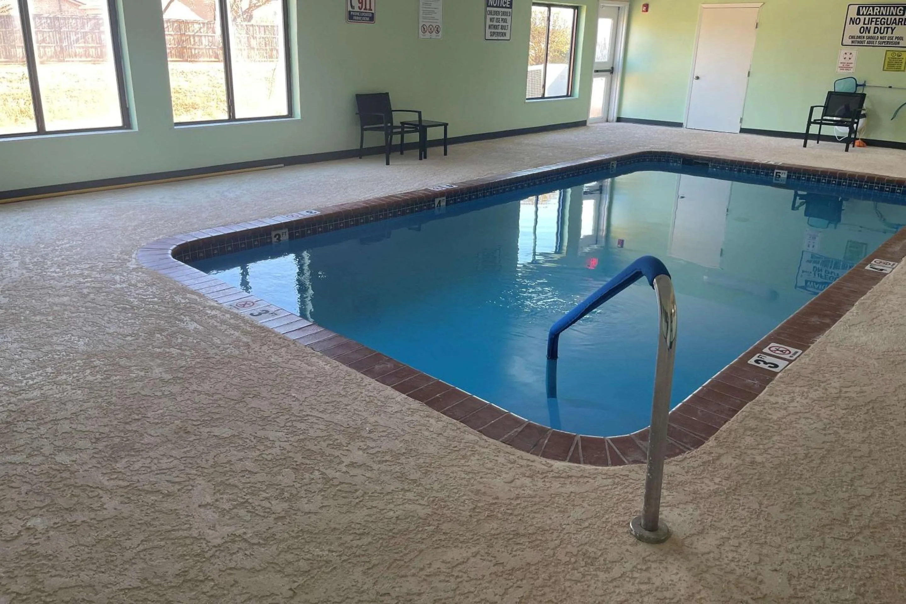 Swimming pool in Quality Suites Abilene Mall Area