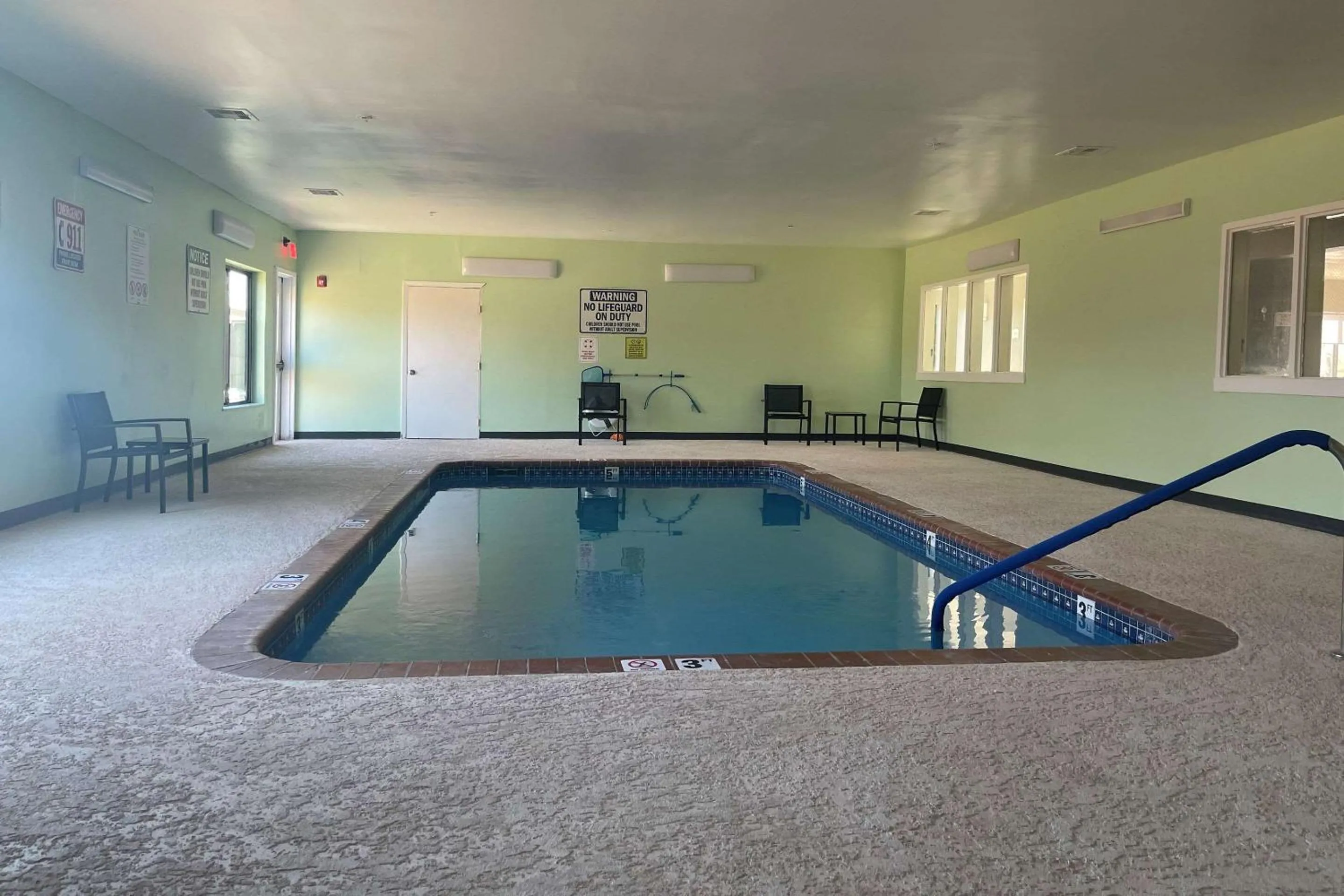 Swimming pool in Quality Suites Abilene Mall Area