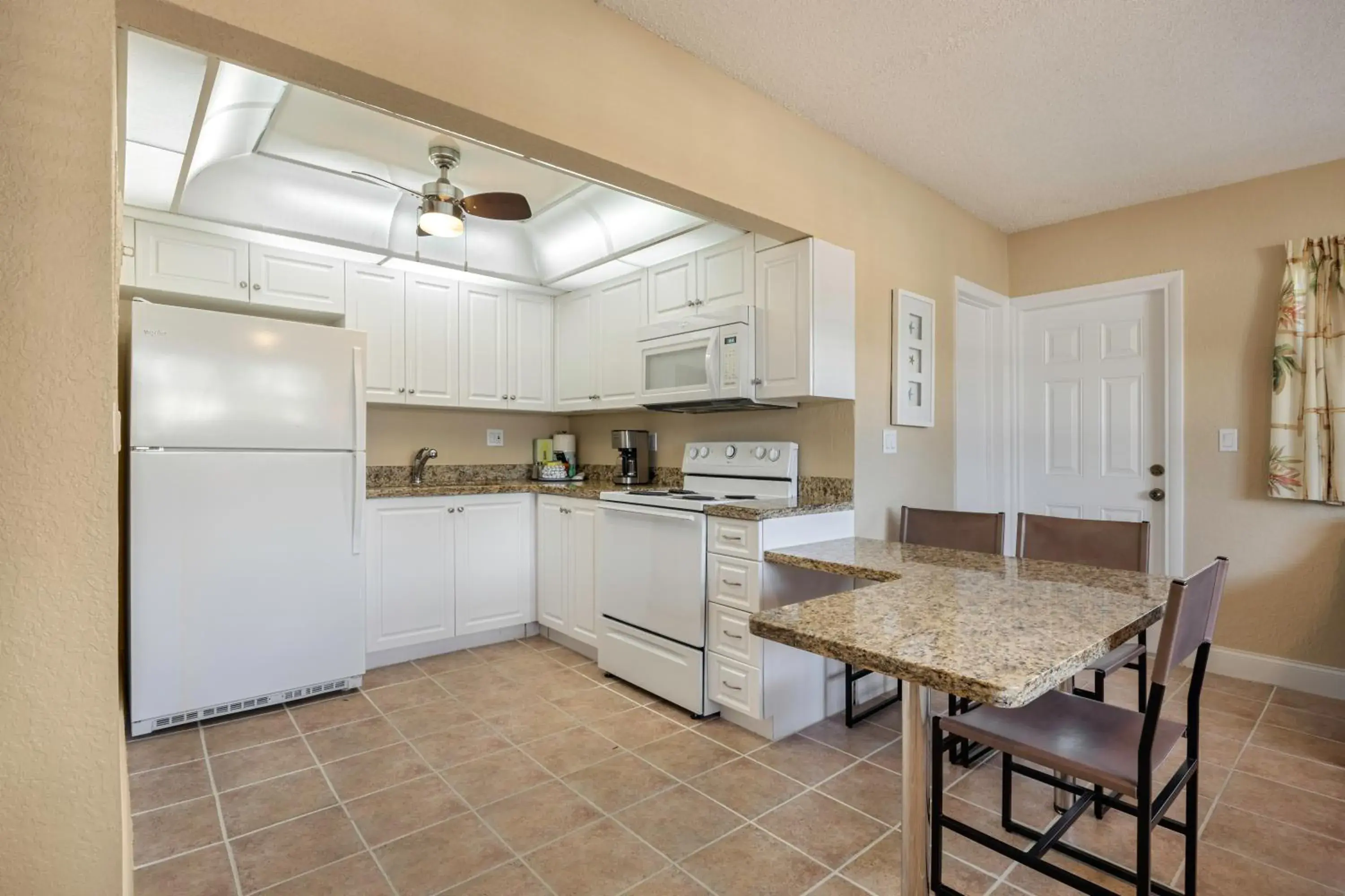 Kitchen or kitchenette, Kitchen/Kitchenette in Coconut Bay Resort