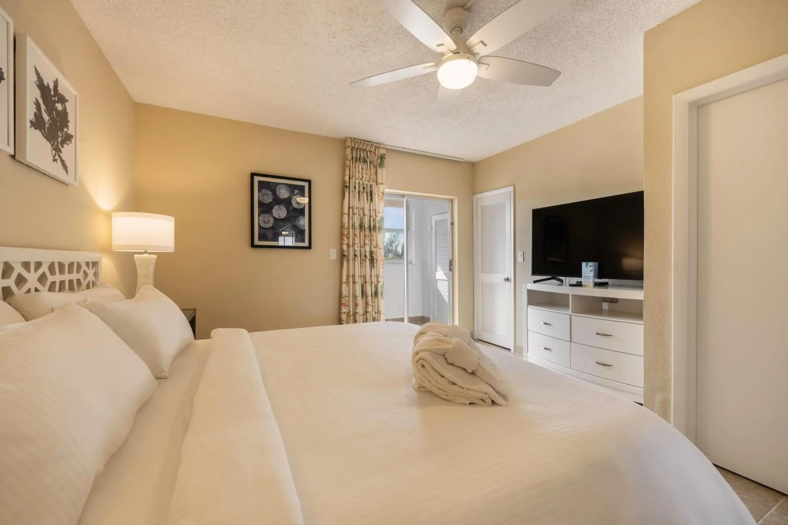 Bedroom, Bed in Coconut Bay Resort