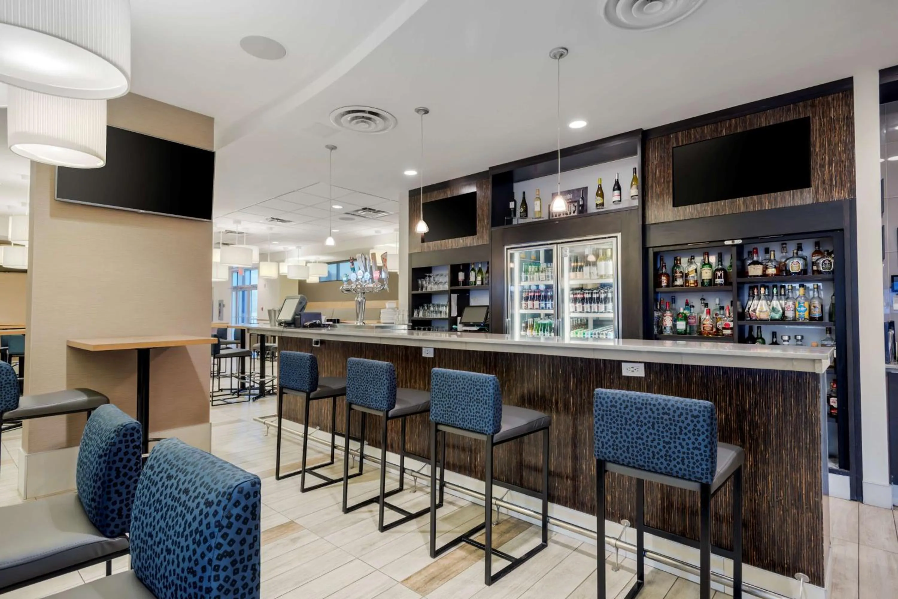 Lounge or bar in Best Western Plus Sawridge Suites