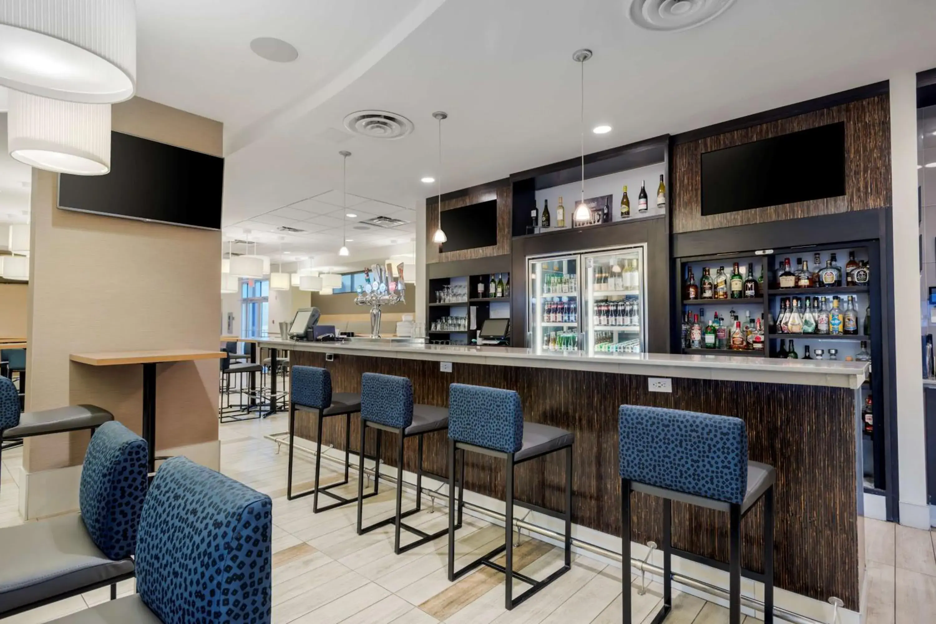 Lounge or bar in Best Western Plus Sawridge Suites Lounge or bar in Best Western Plus Sawridge Suites