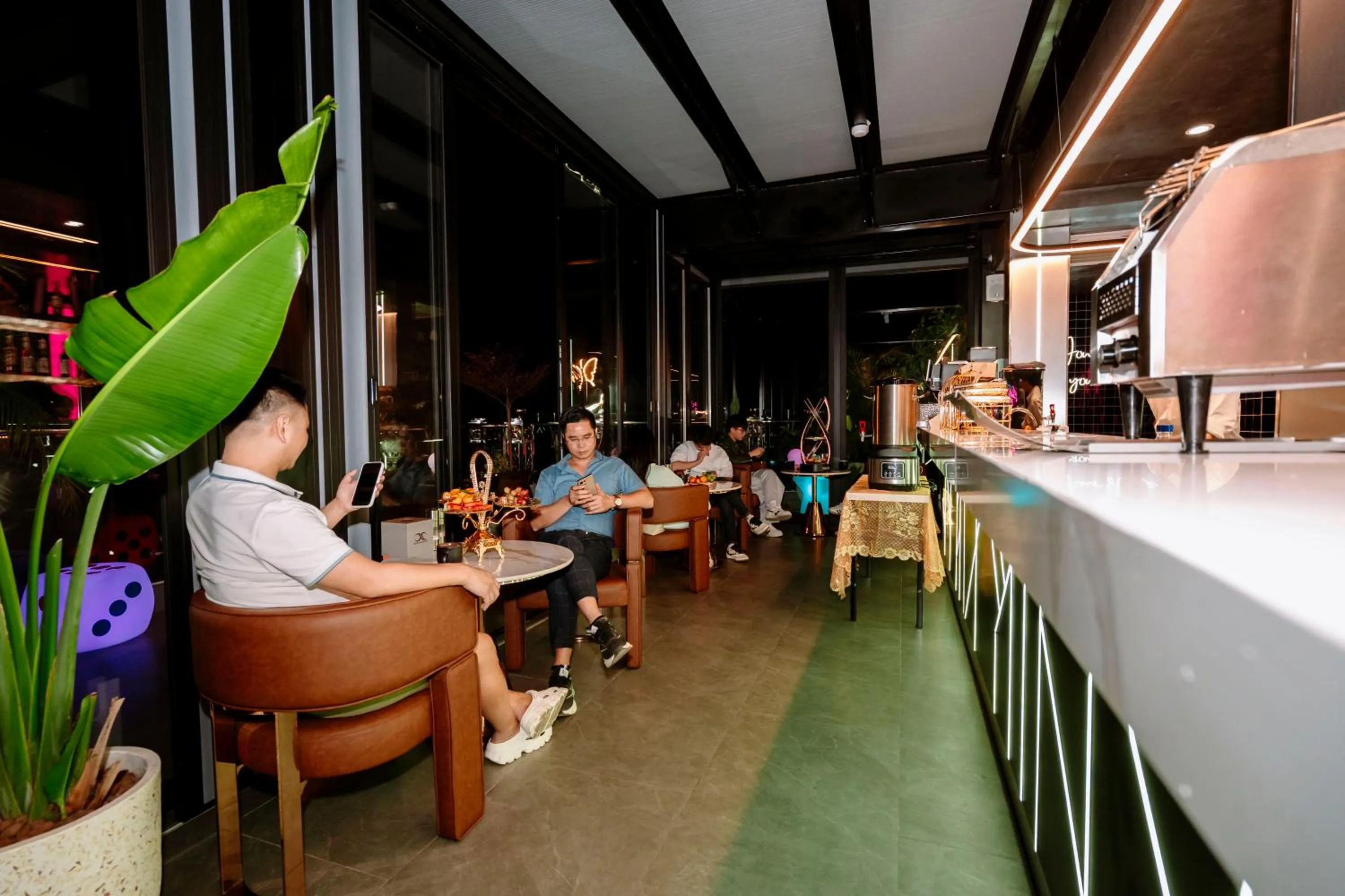 Restaurant/places to eat in X-Digital HOTEL