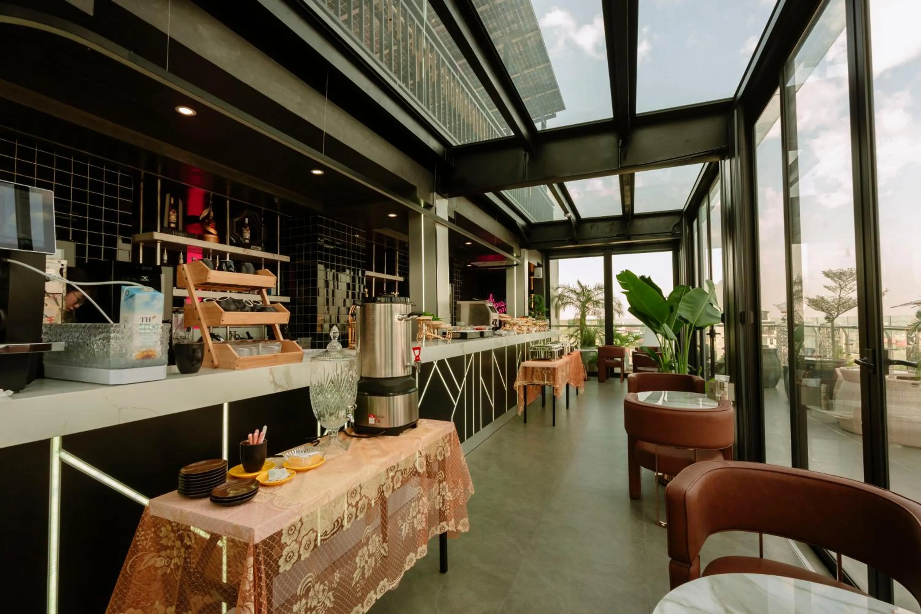 Restaurant/places to eat in X-Digital HOTEL