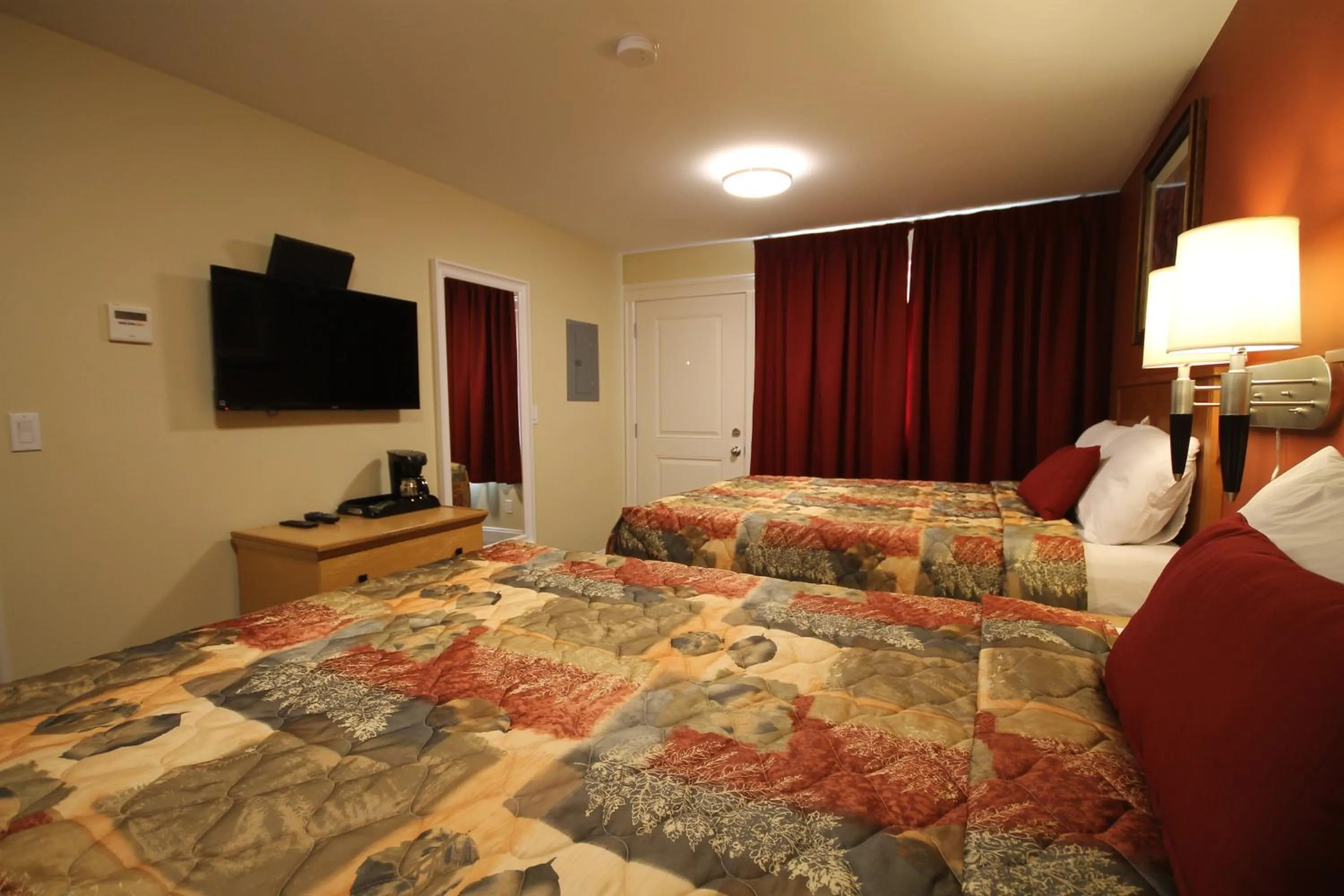 Photo of the whole room in Sahara Suites