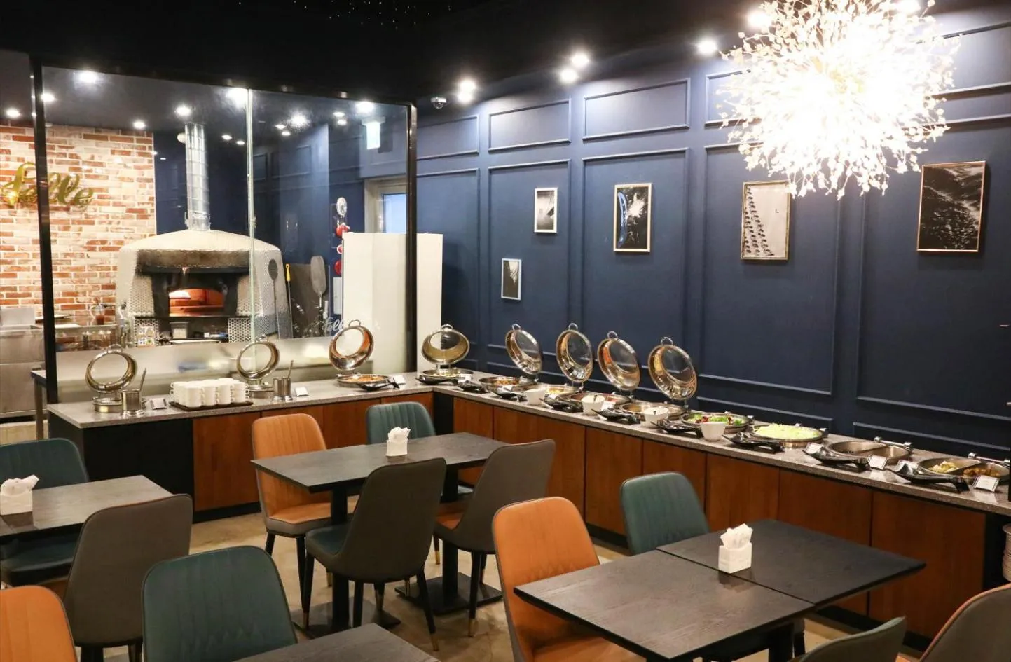 Restaurant/places to eat in Felix by STX Hotel & Suite