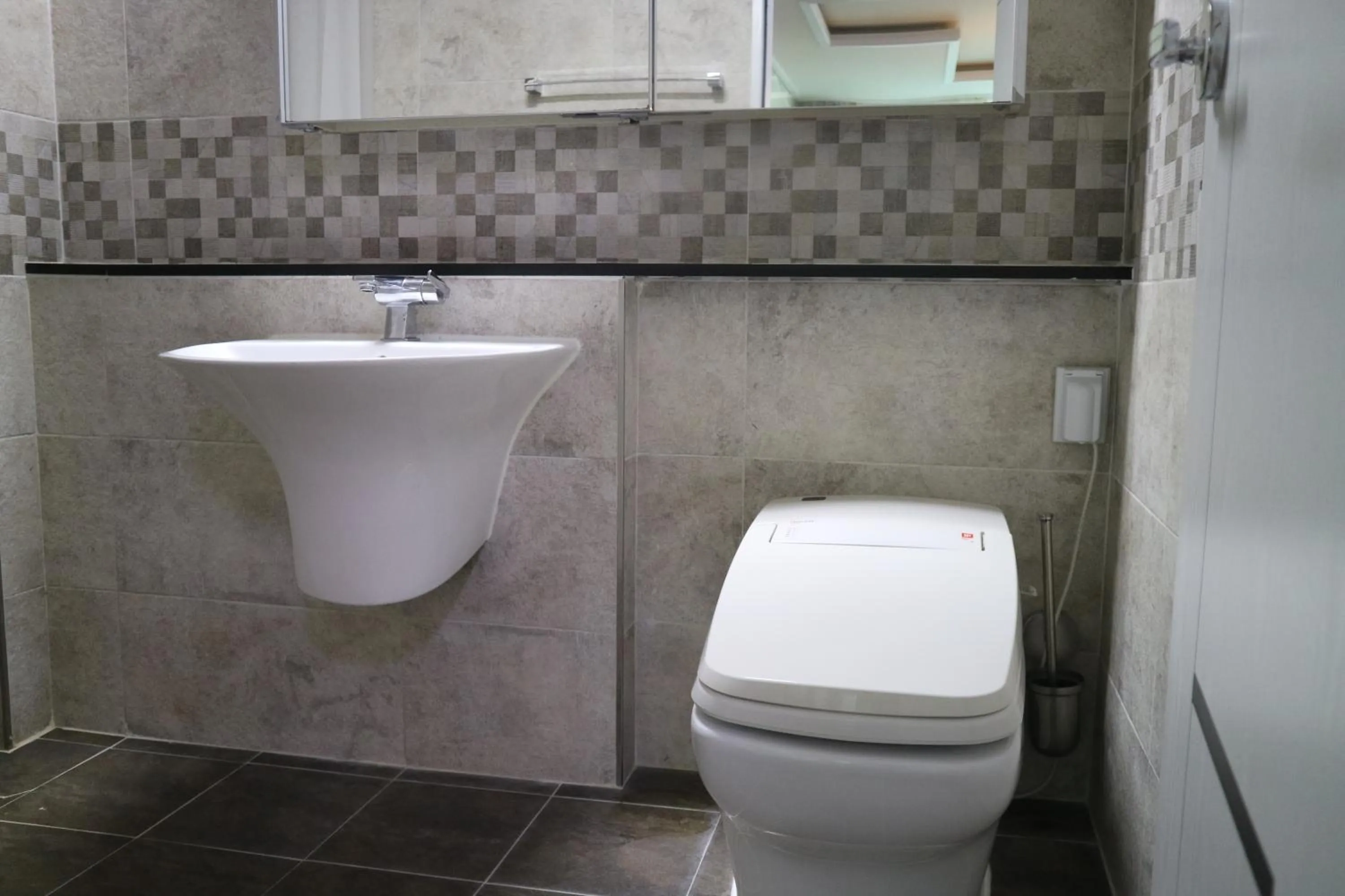 Toilet in Mr. Kim Guesthouse