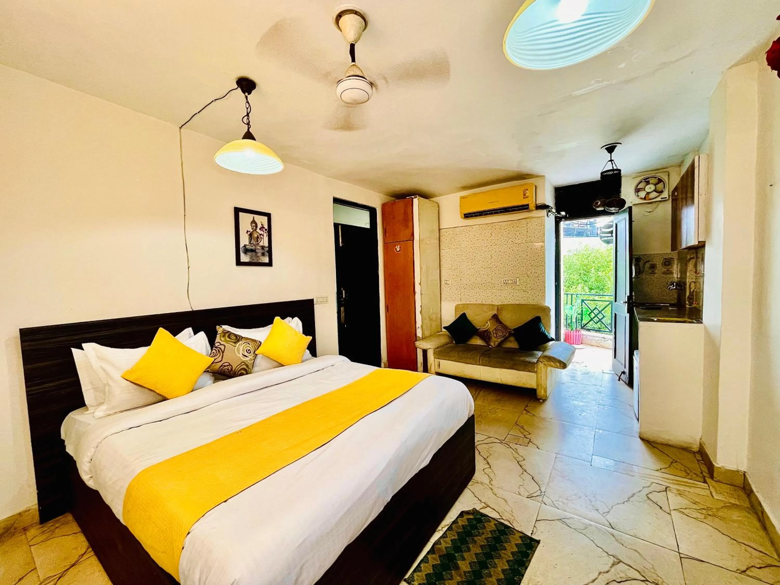 Bed in Hotel Hauz Khas Inn Near Hauz Khas Fort and Deer Park