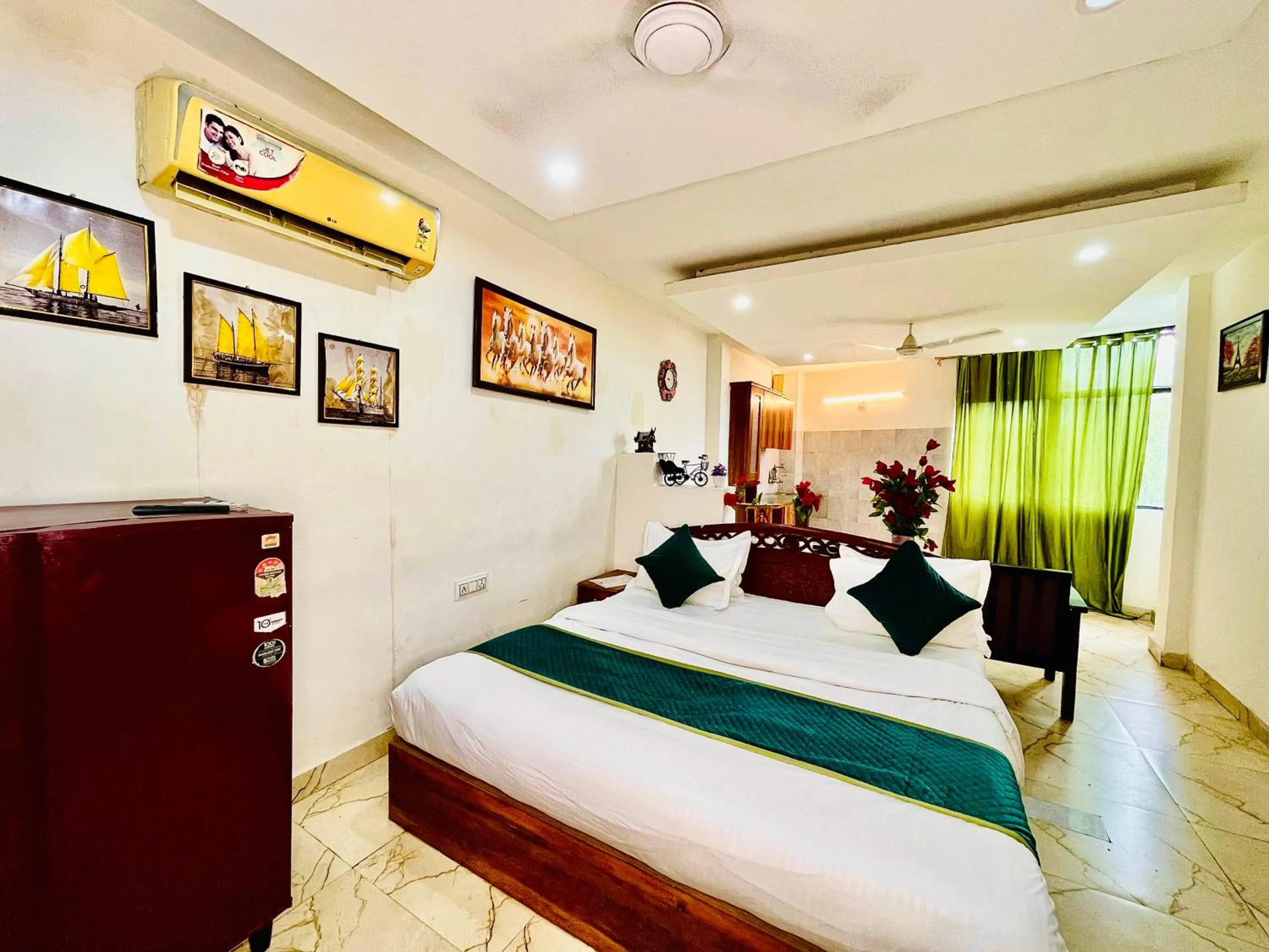 Bed in Hotel Hauz Khas Inn Near Hauz Khas Fort and Deer Park