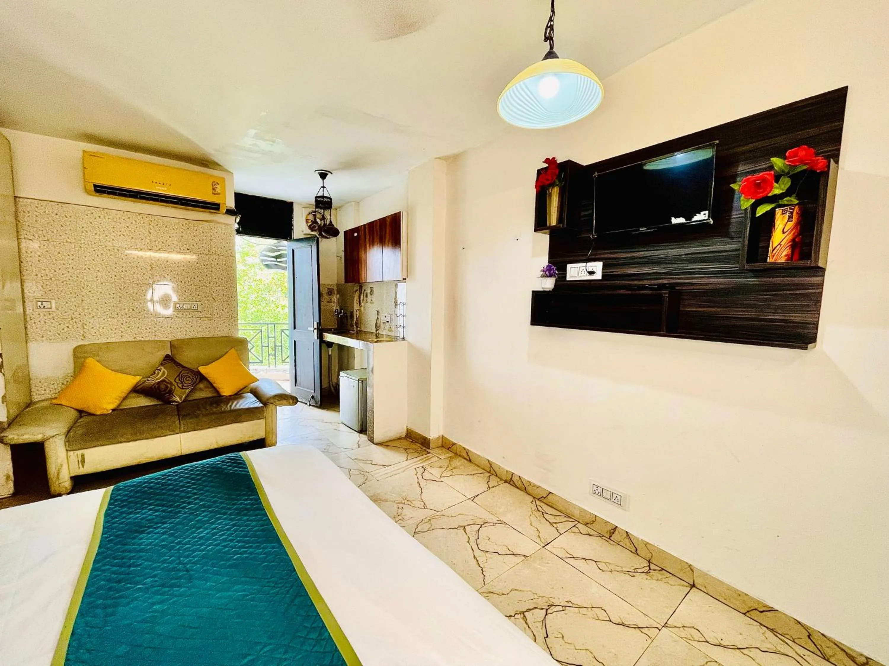 Bed in Hotel Hauz Khas Inn Near Hauz Khas Fort and Deer Park