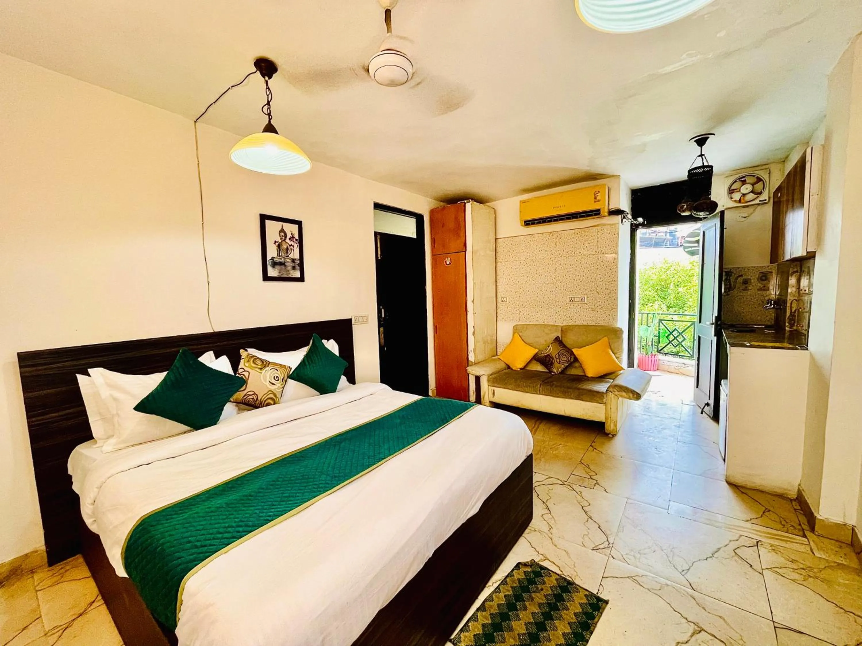 Bed in Hotel Hauz Khas Inn Near Hauz Khas Fort and Deer Park