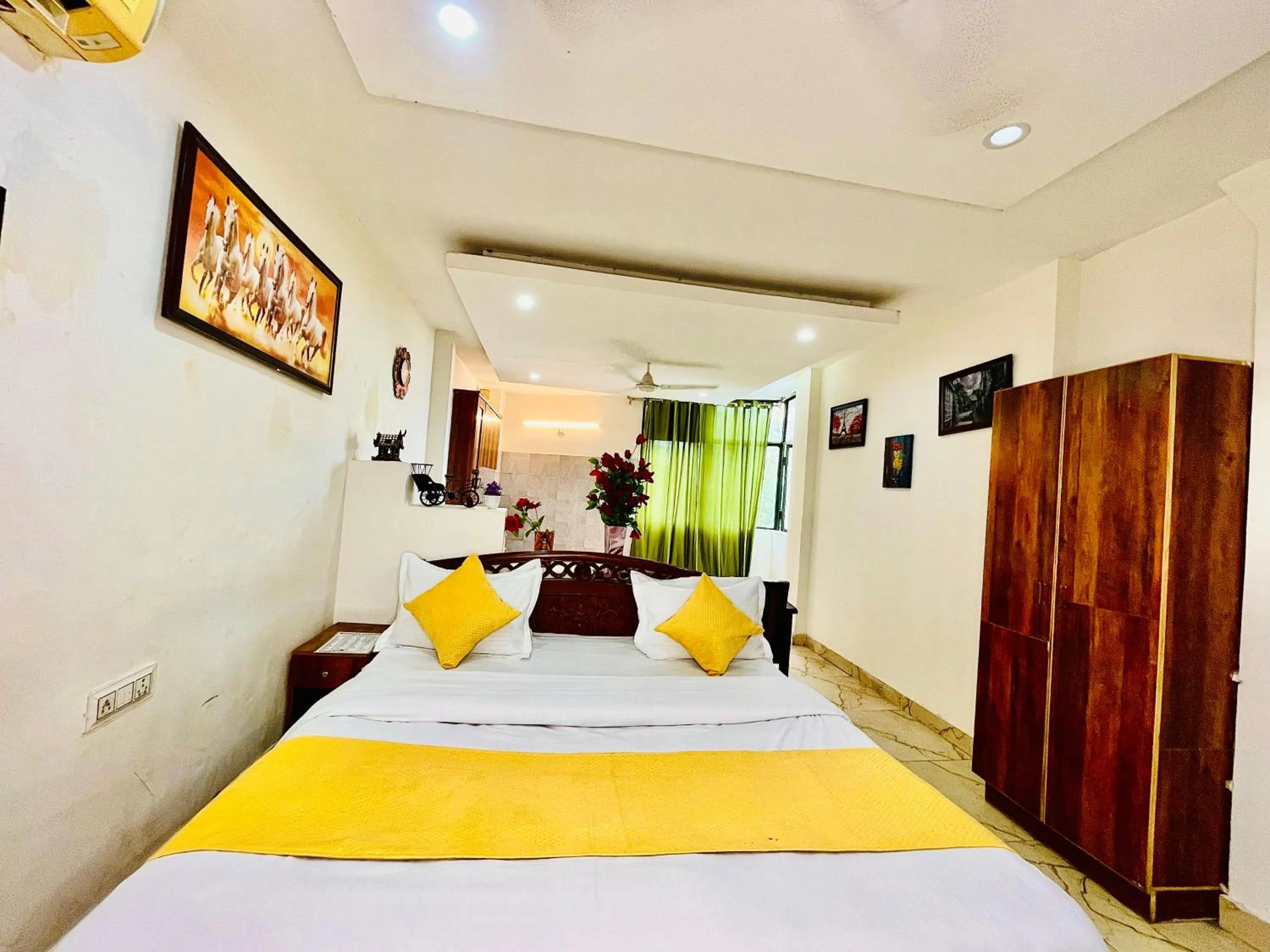 Bed in Hotel Hauz Khas Inn Near Hauz Khas Fort and Deer Park