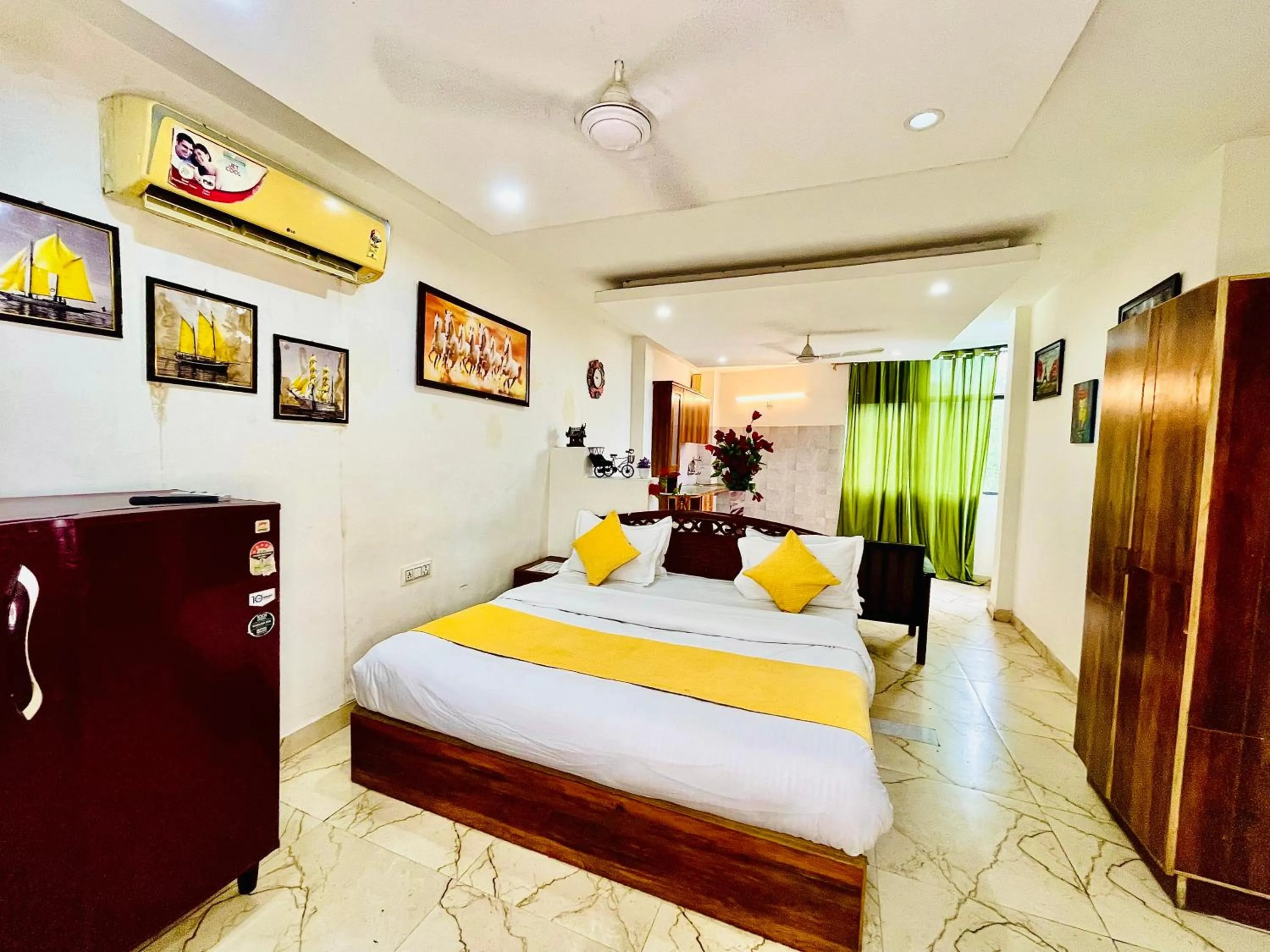 Bed in Hotel Hauz Khas Inn Near Hauz Khas Fort and Deer Park