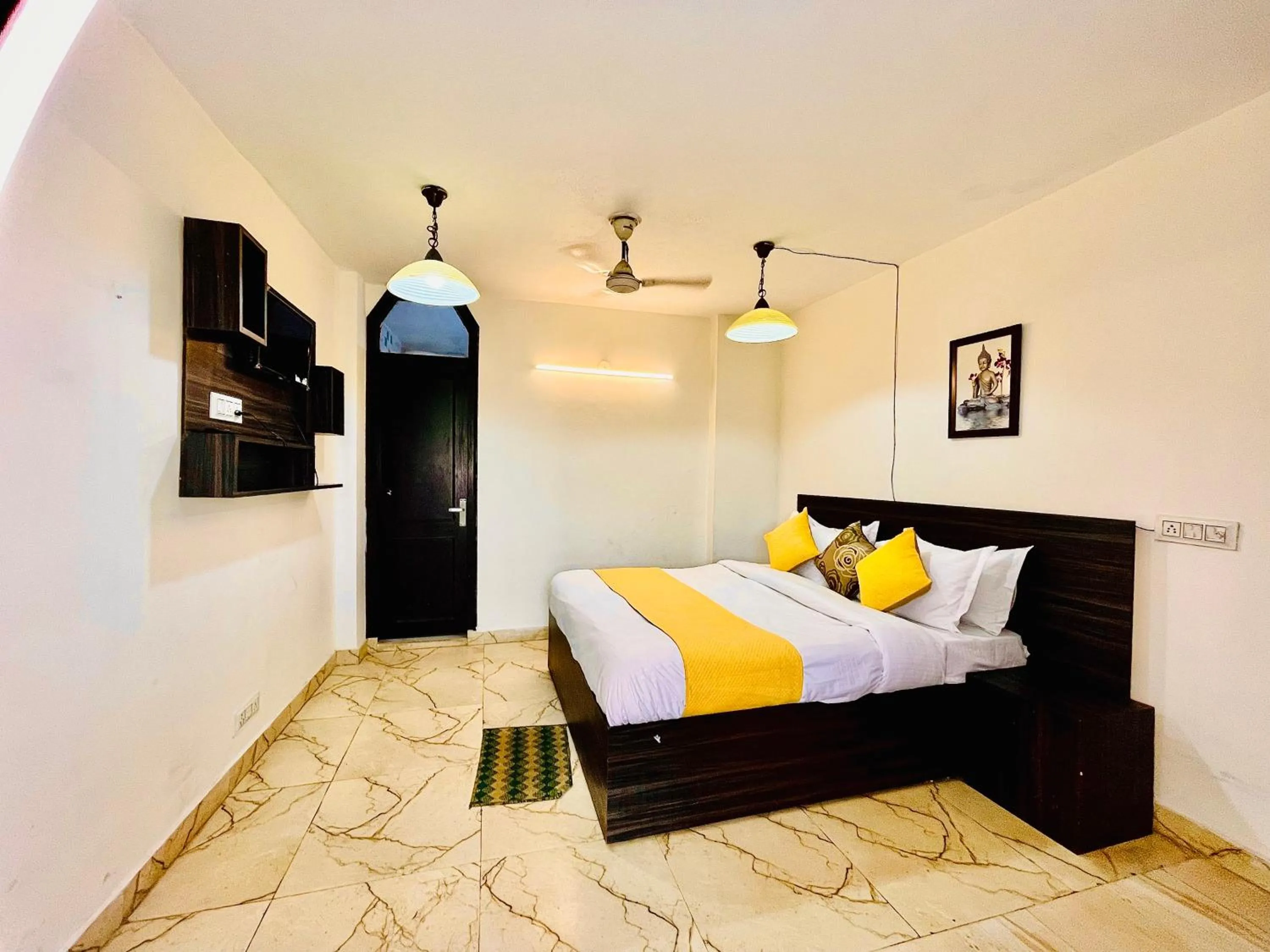 Bed in Hotel Hauz Khas Inn Near Hauz Khas Fort and Deer Park
