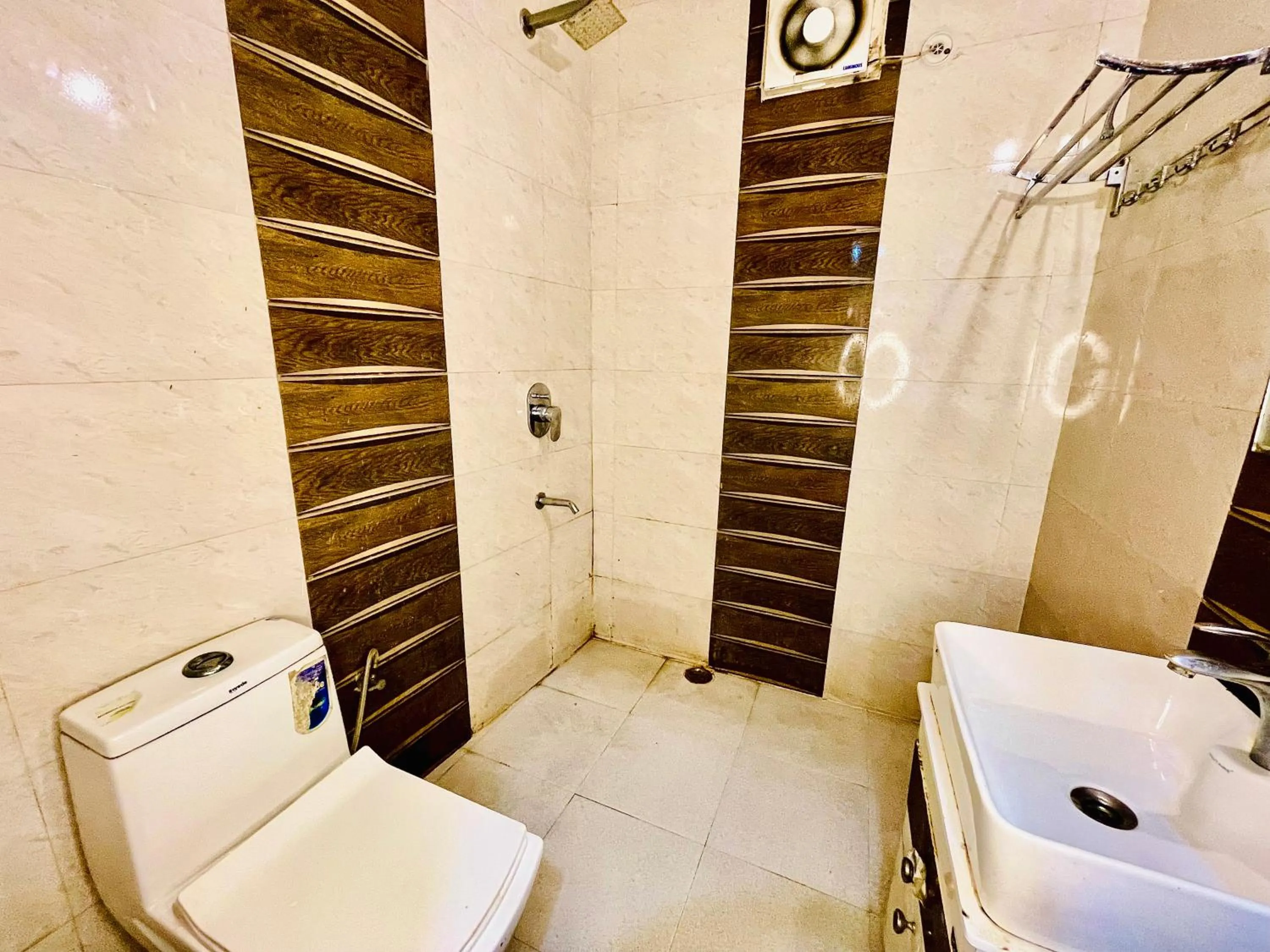 Shower in Hotel Hauz Khas Inn Near Hauz Khas Fort and Deer Park
