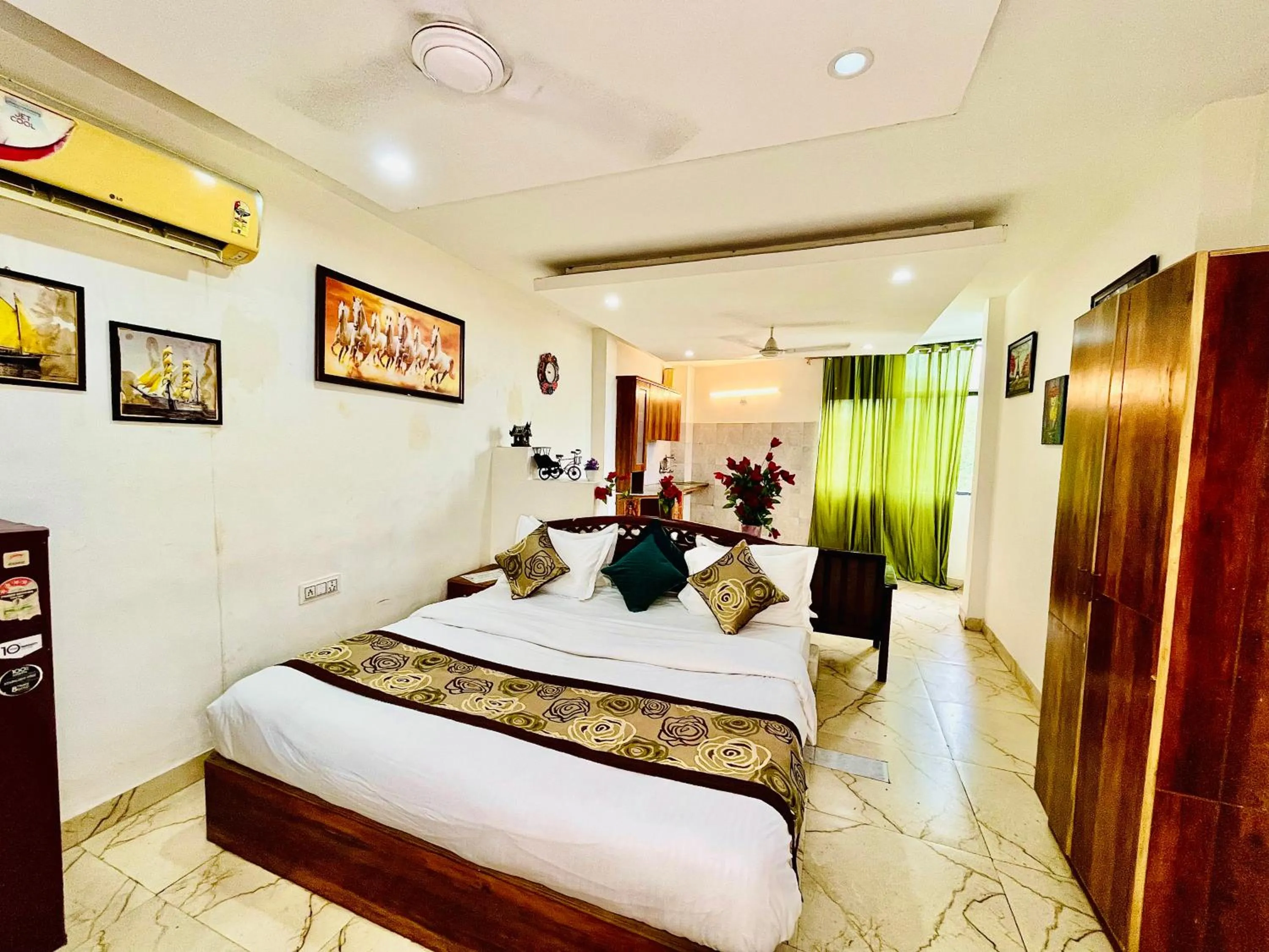 Bed in Hotel Hauz Khas Inn Near Hauz Khas Fort and Deer Park