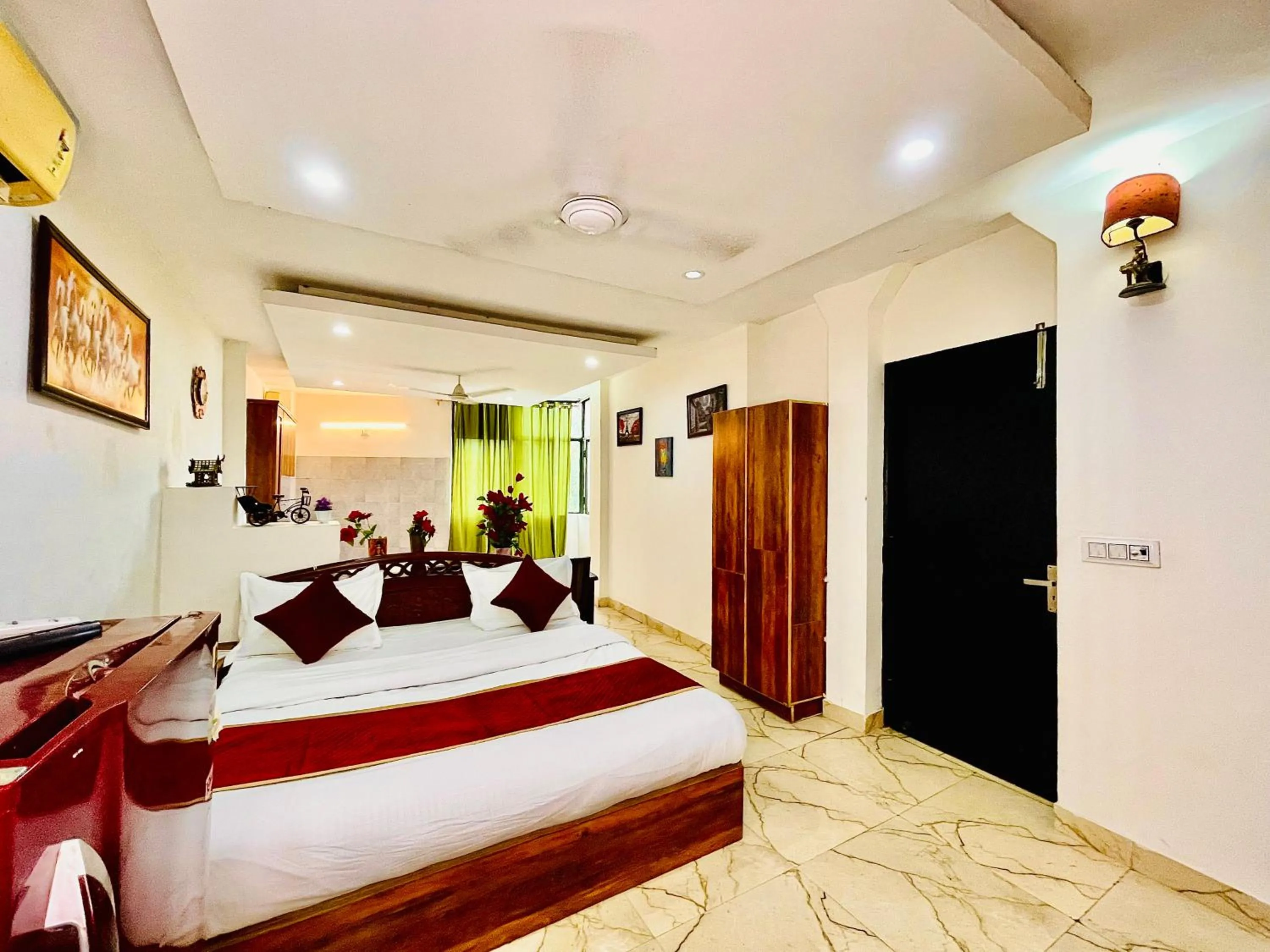 Bed in Hotel Hauz Khas Inn Near Hauz Khas Fort and Deer Park