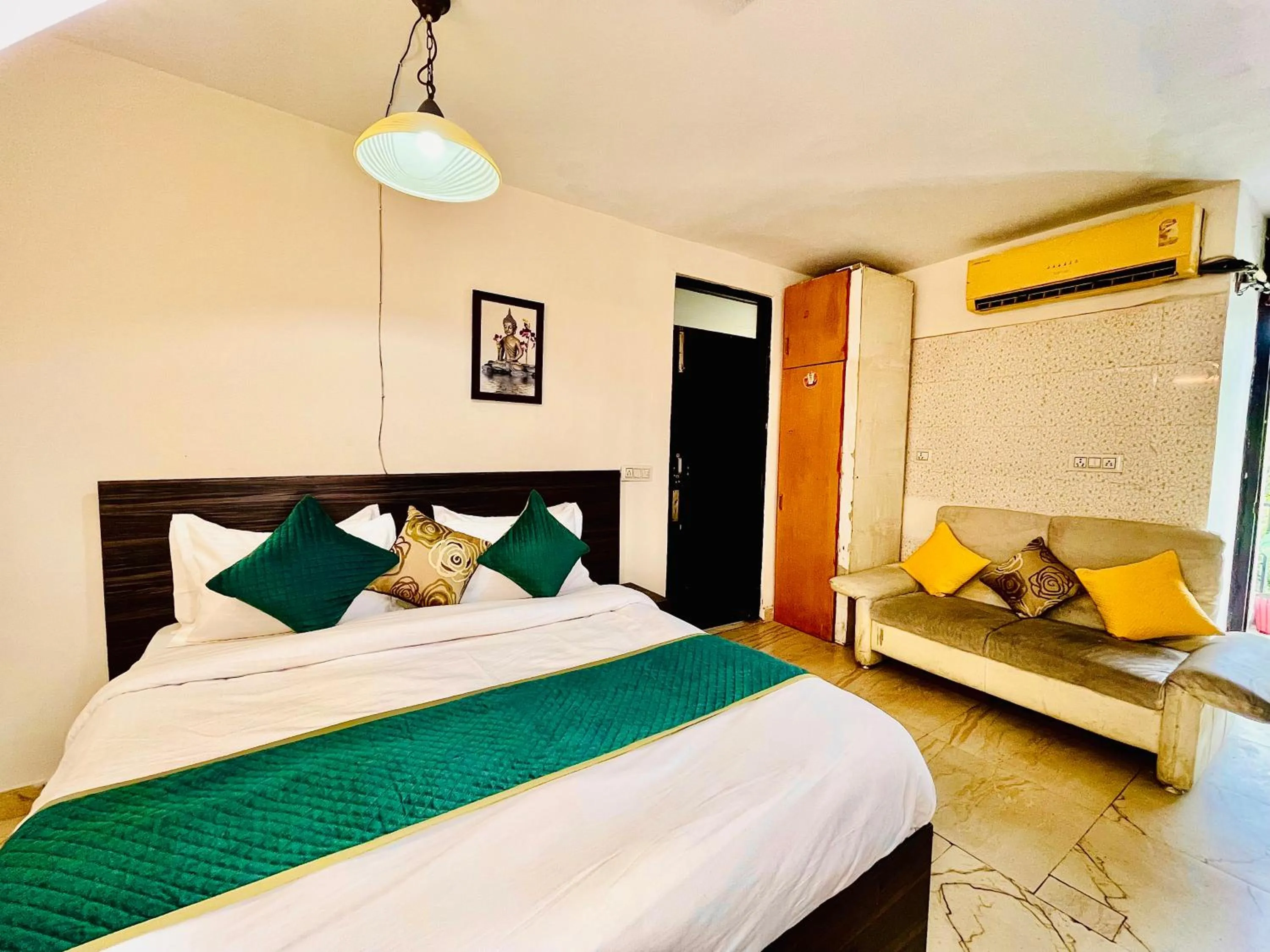 Bed in Hotel Hauz Khas Inn Near Hauz Khas Fort and Deer Park