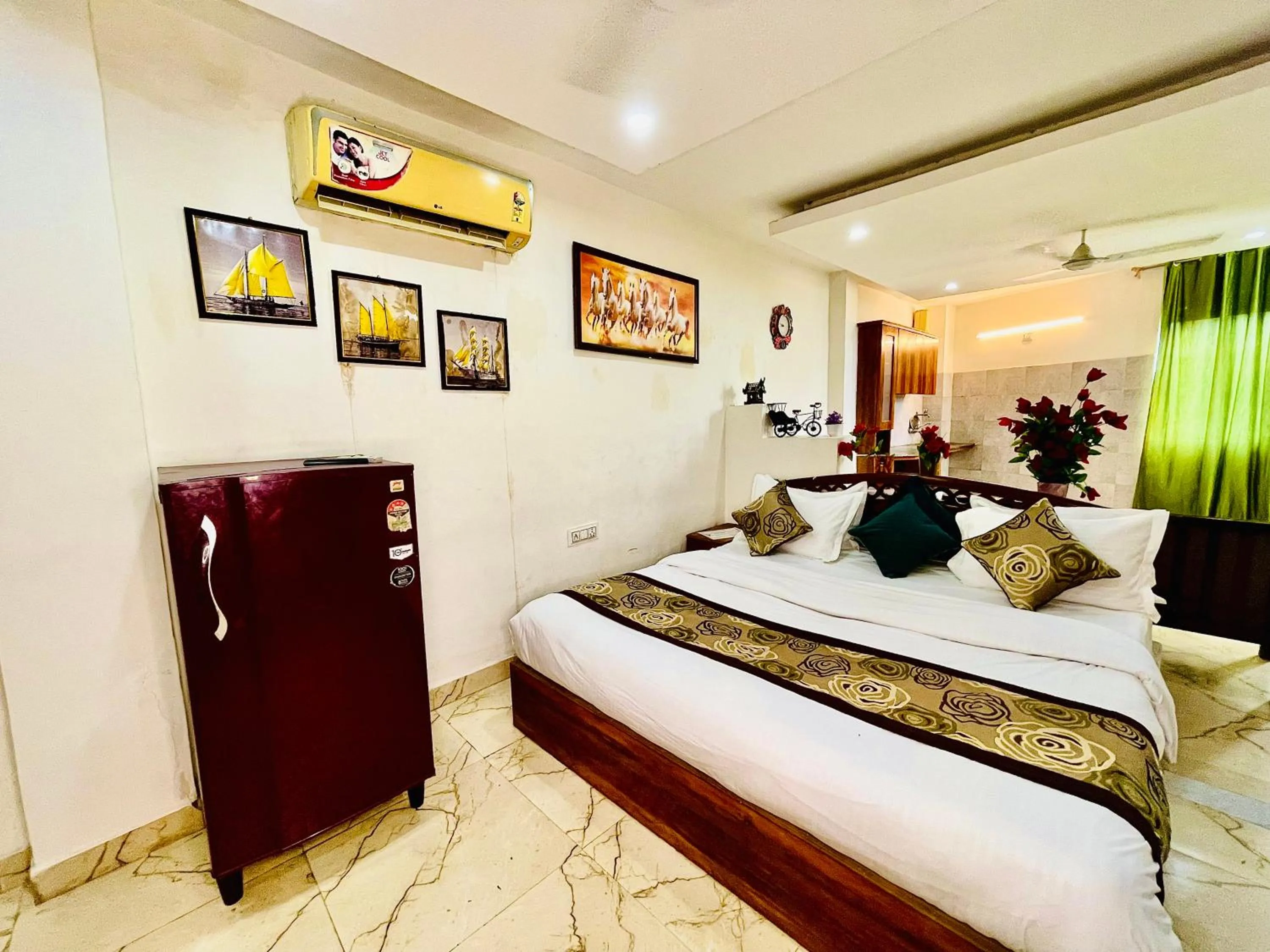 Bed in Hotel Hauz Khas Inn Near Hauz Khas Fort and Deer Park