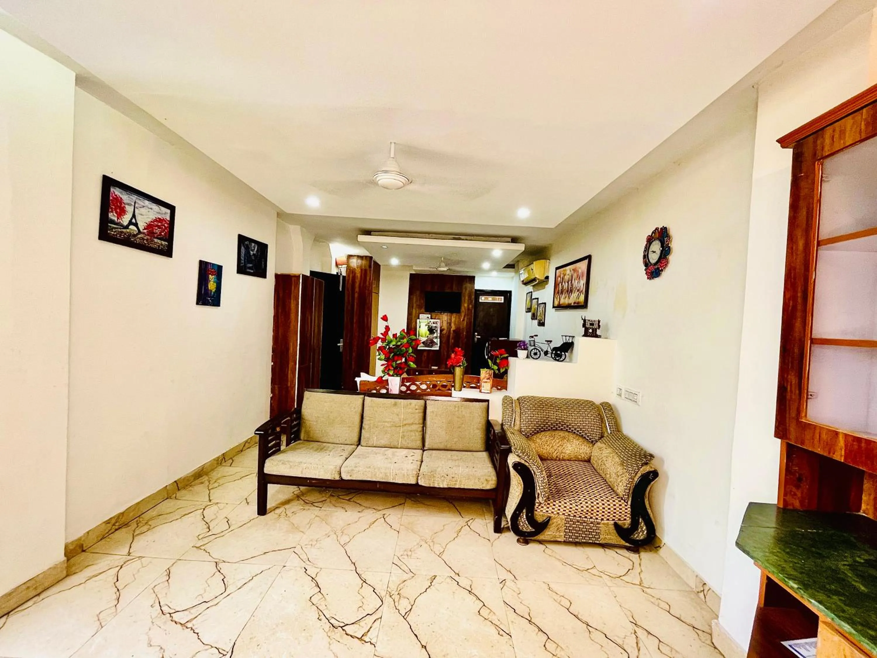 TV and multimedia in Hotel Hauz Khas Inn Near Hauz Khas Fort and Deer Park