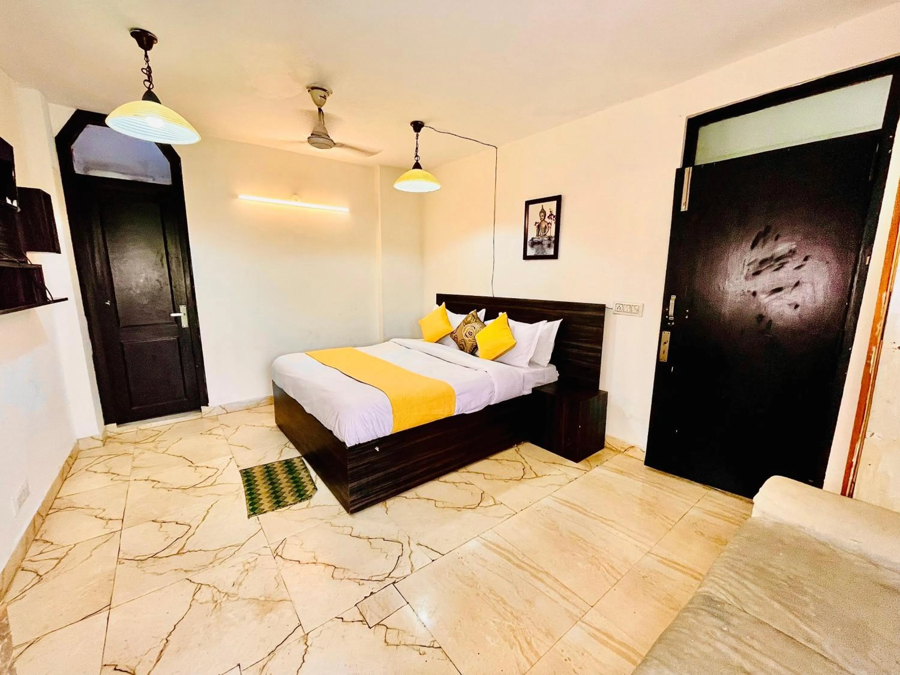 Bed in Hotel Hauz Khas Inn Near Hauz Khas Fort and Deer Park