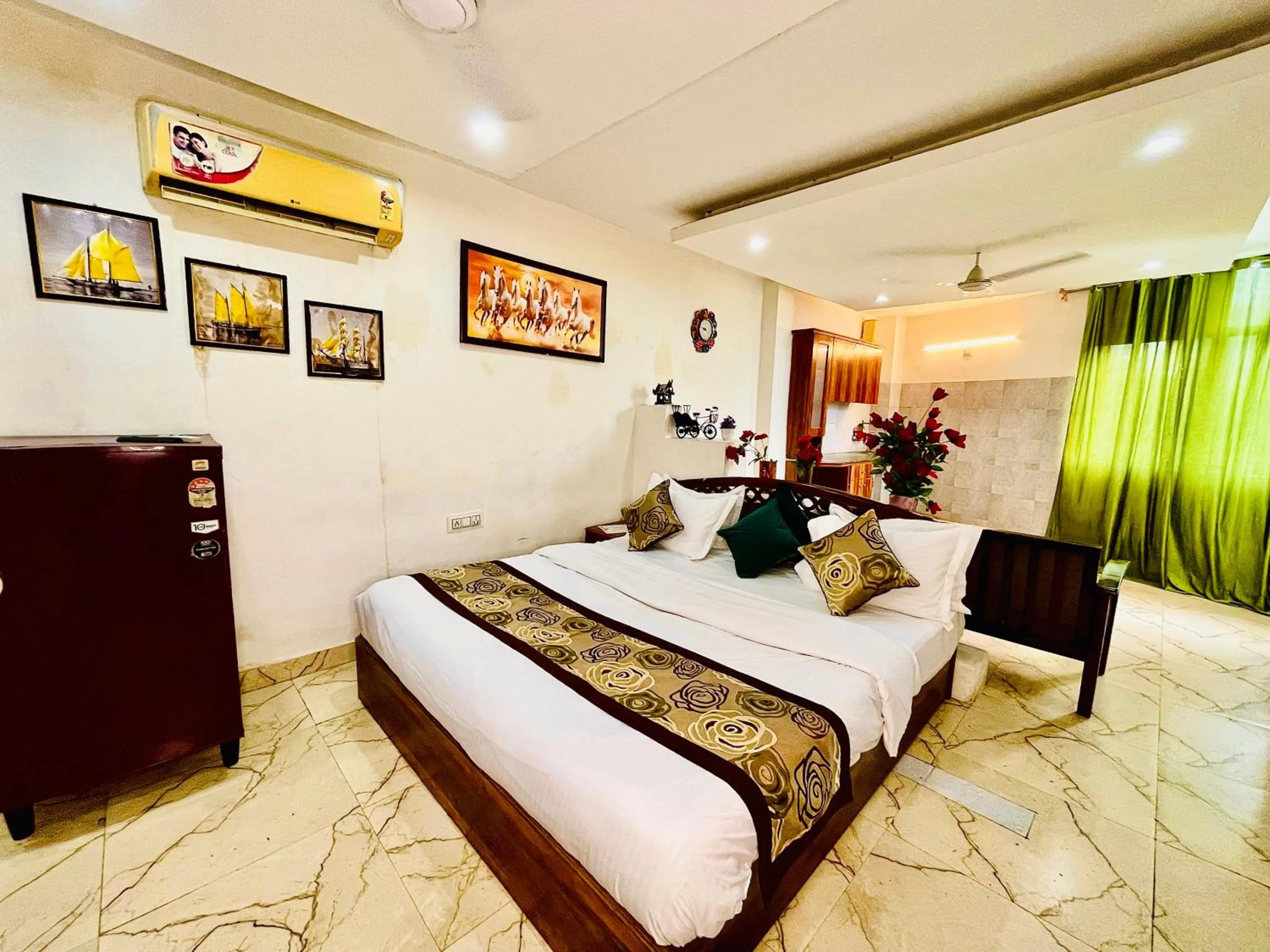 Bed in Hotel Hauz Khas Inn Near Hauz Khas Fort and Deer Park