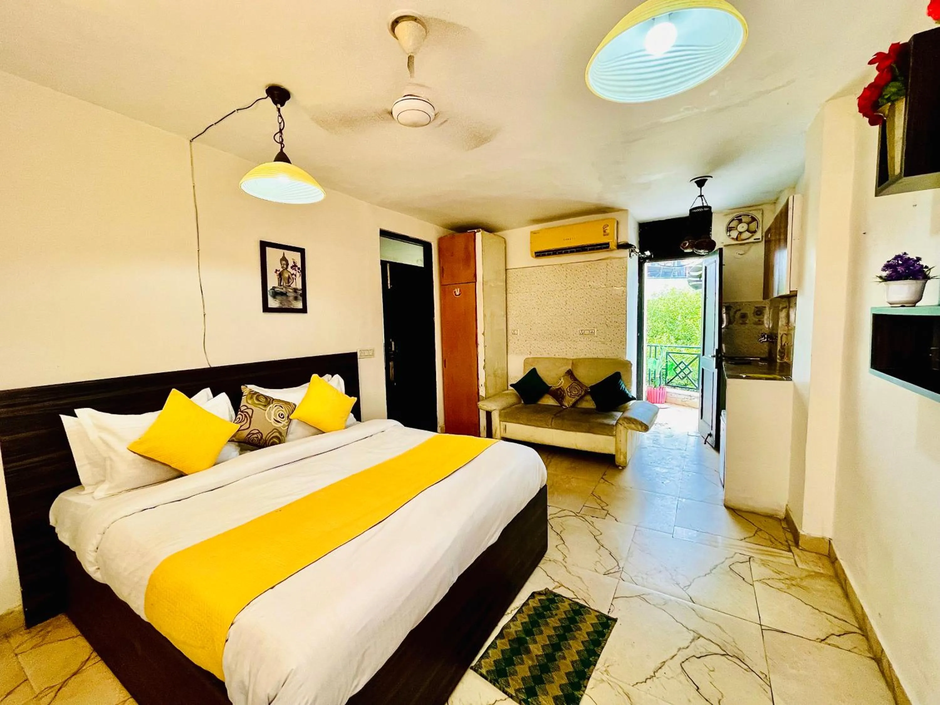 Bed in Hotel Hauz Khas Inn Near Hauz Khas Fort and Deer Park