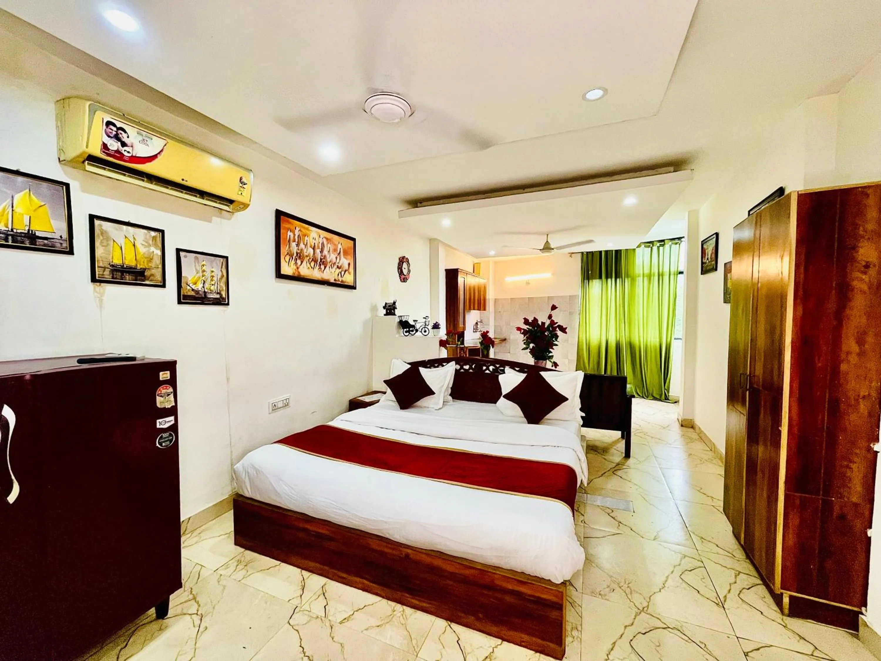 Bed in Hotel Hauz Khas Inn Near Hauz Khas Fort and Deer Park