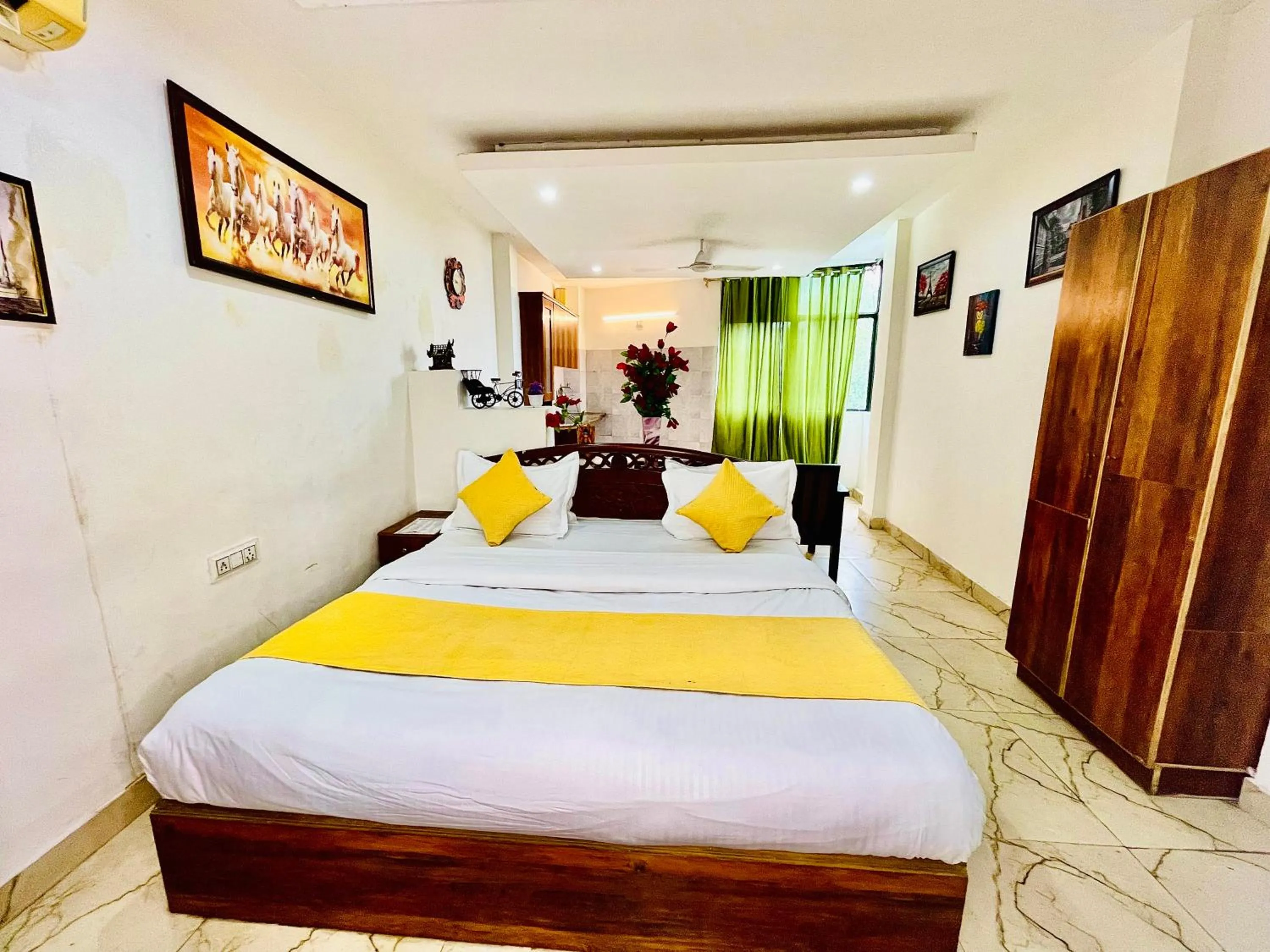 Bed in Hotel Hauz Khas Inn Near Hauz Khas Fort and Deer Park