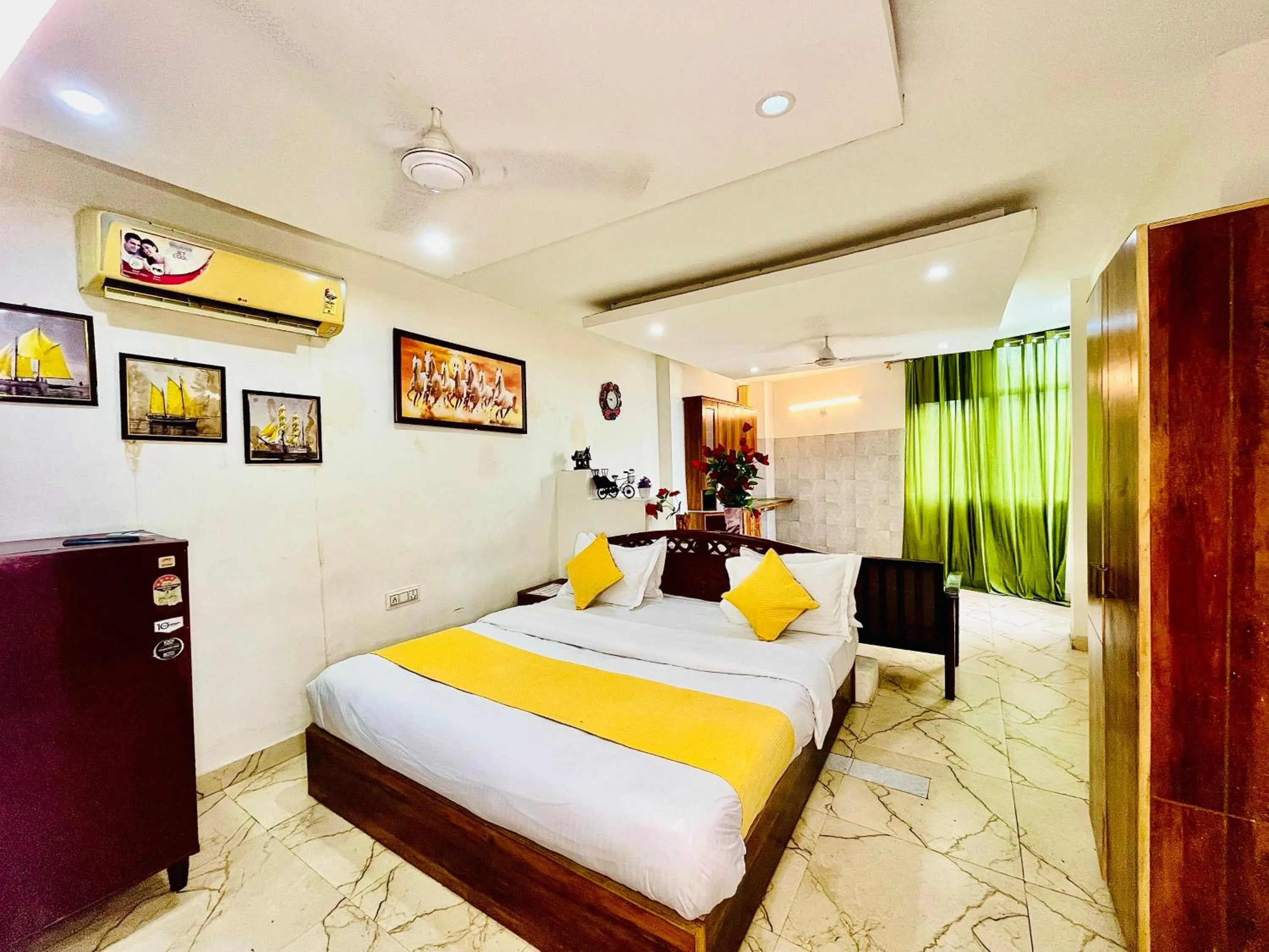 Bed in Hotel Hauz Khas Inn Near Hauz Khas Fort and Deer Park