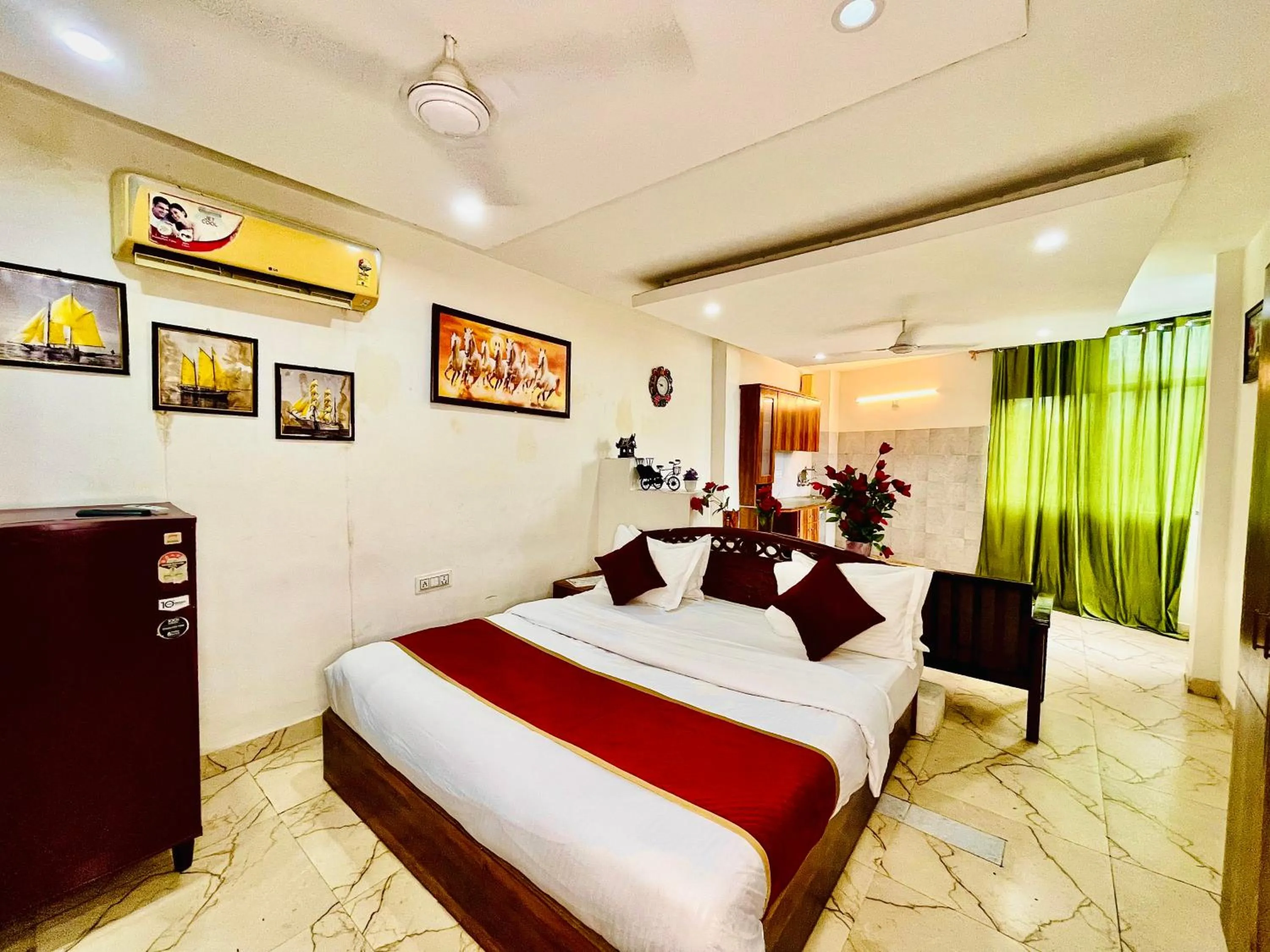 Bed in Hotel Hauz Khas Inn Near Hauz Khas Fort and Deer Park