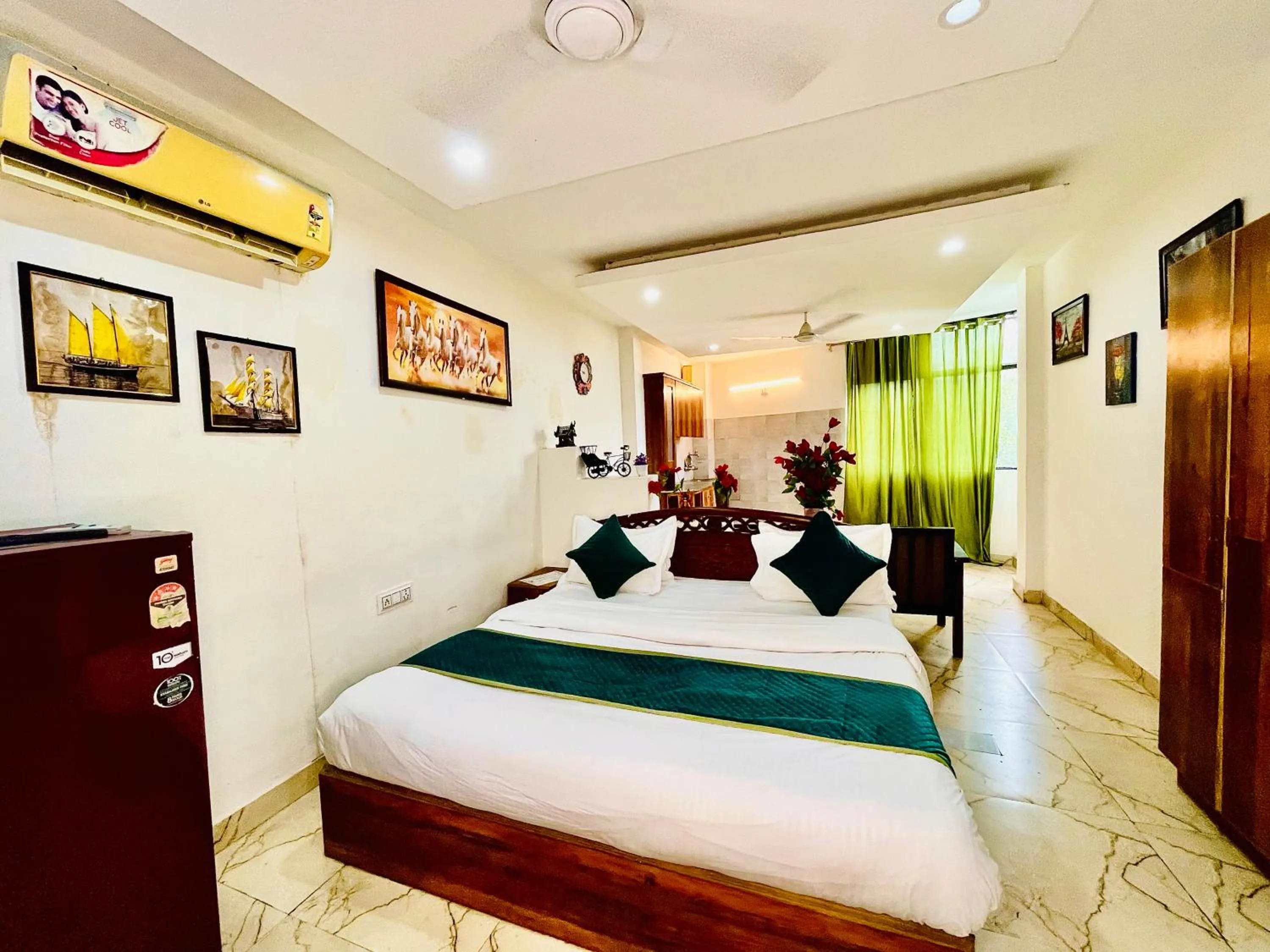 Bed in Hotel Hauz Khas Inn Near Hauz Khas Fort and Deer Park