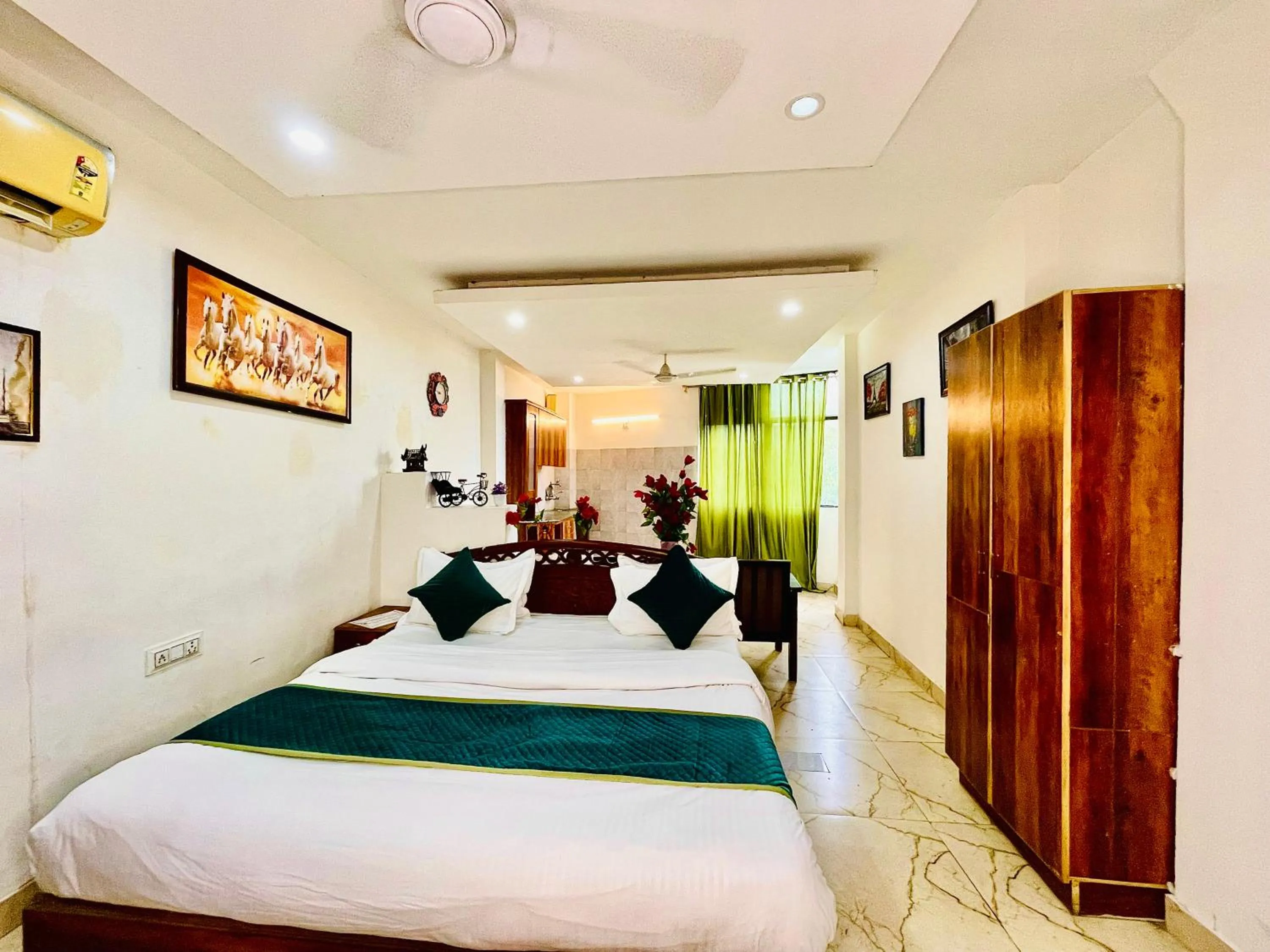 Bed in Hotel Hauz Khas Inn Near Hauz Khas Fort and Deer Park