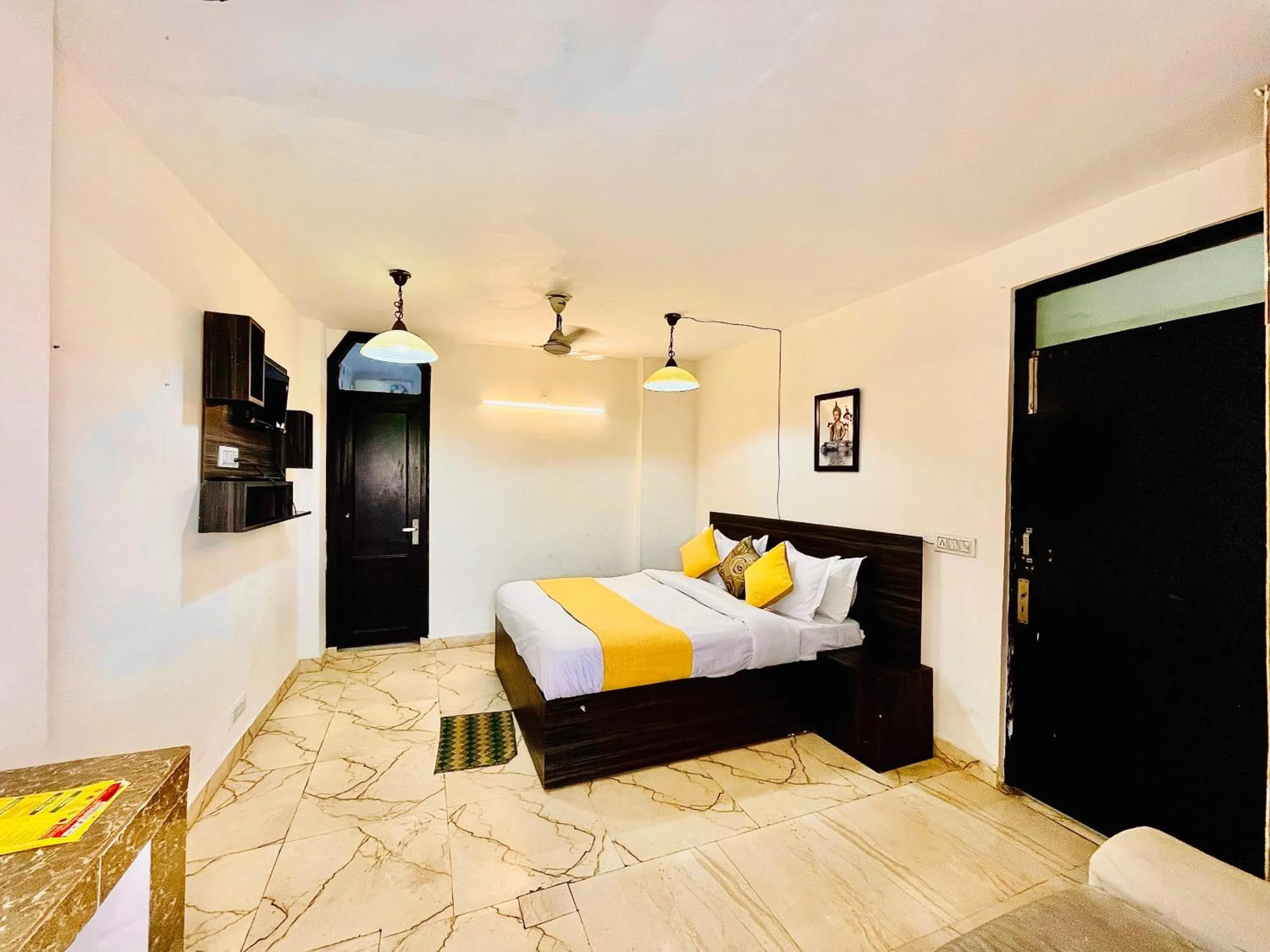 Bed in Hotel Hauz Khas Inn Near Hauz Khas Fort and Deer Park