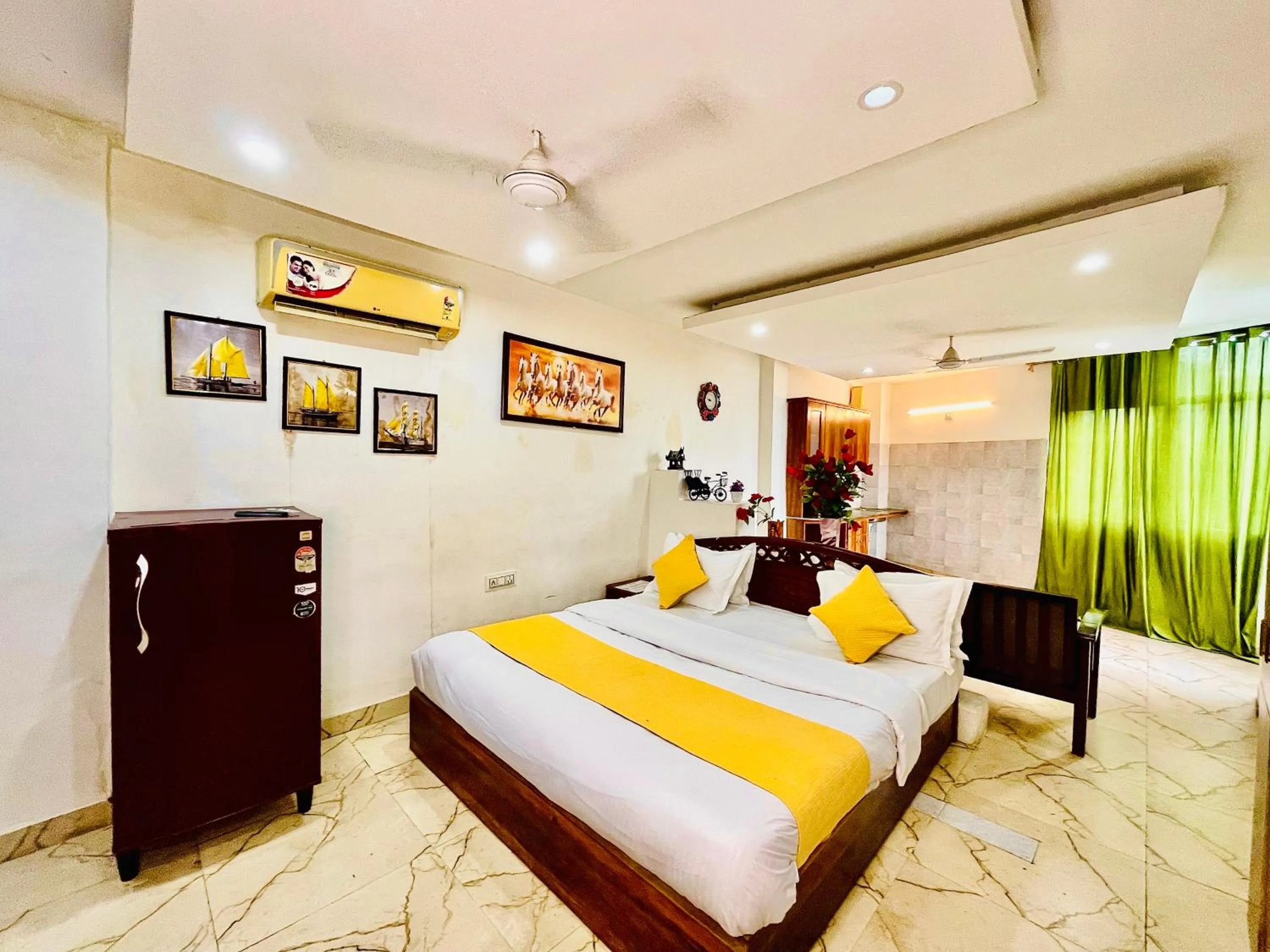 Bed in Hotel Hauz Khas Inn Near Hauz Khas Fort and Deer Park