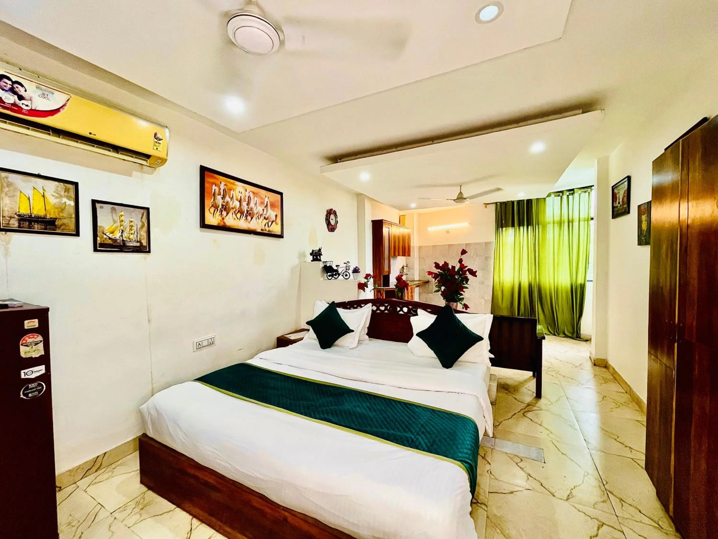 Bed in Hotel Hauz Khas Inn Near Hauz Khas Fort and Deer Park
