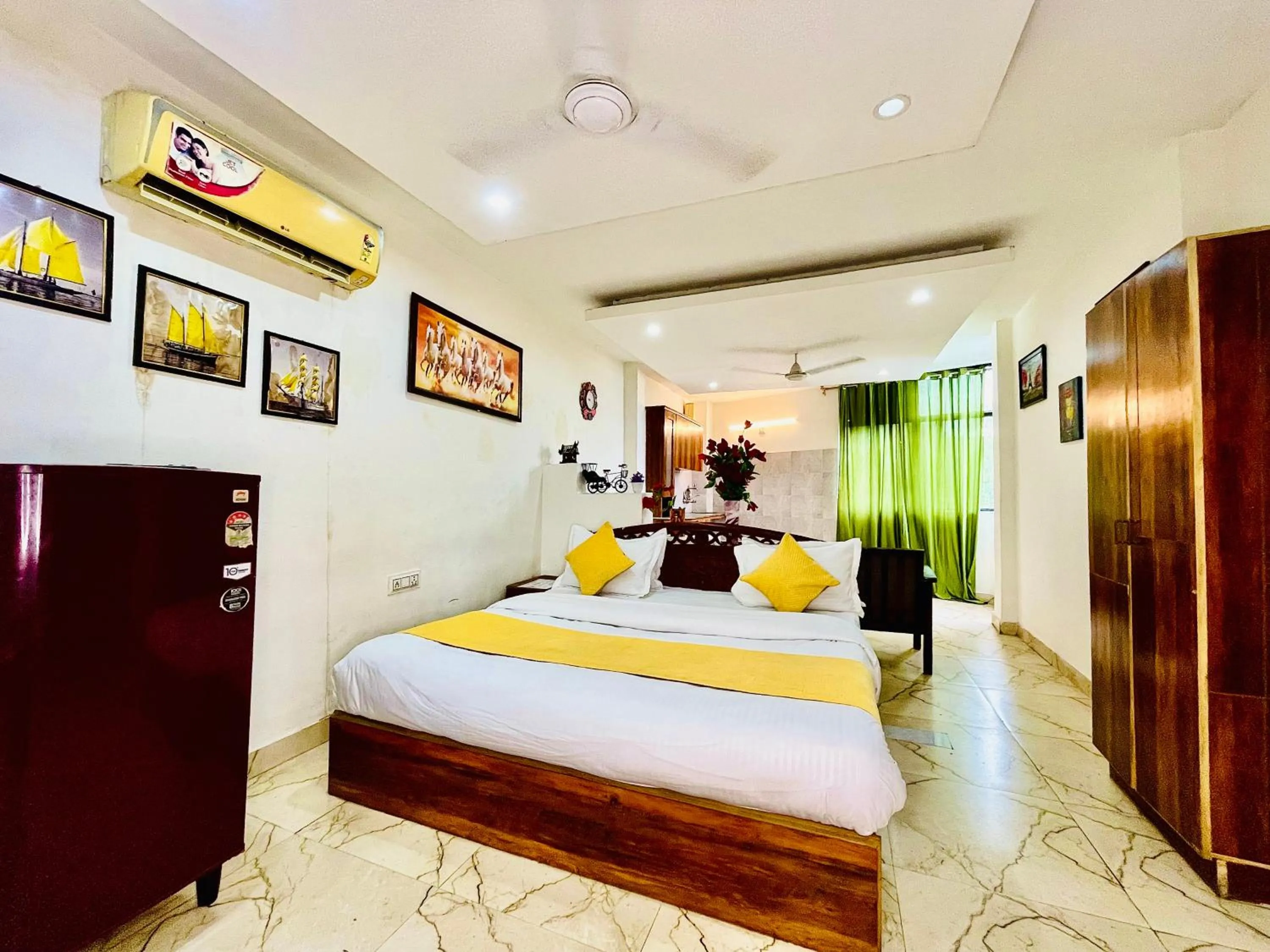 Bed in Hotel Hauz Khas Inn Near Hauz Khas Fort and Deer Park