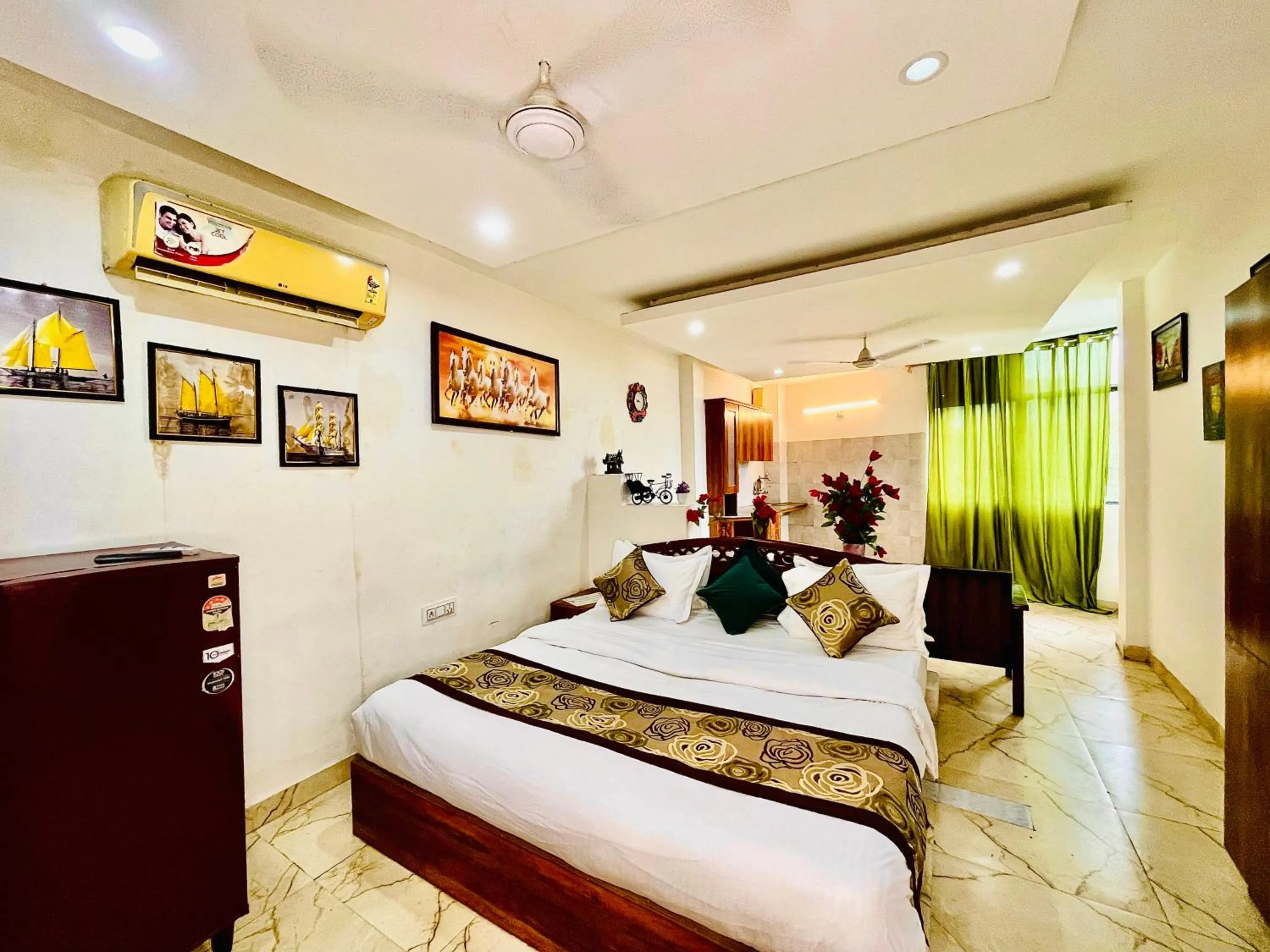 Bed in Hotel Hauz Khas Inn Near Hauz Khas Fort and Deer Park