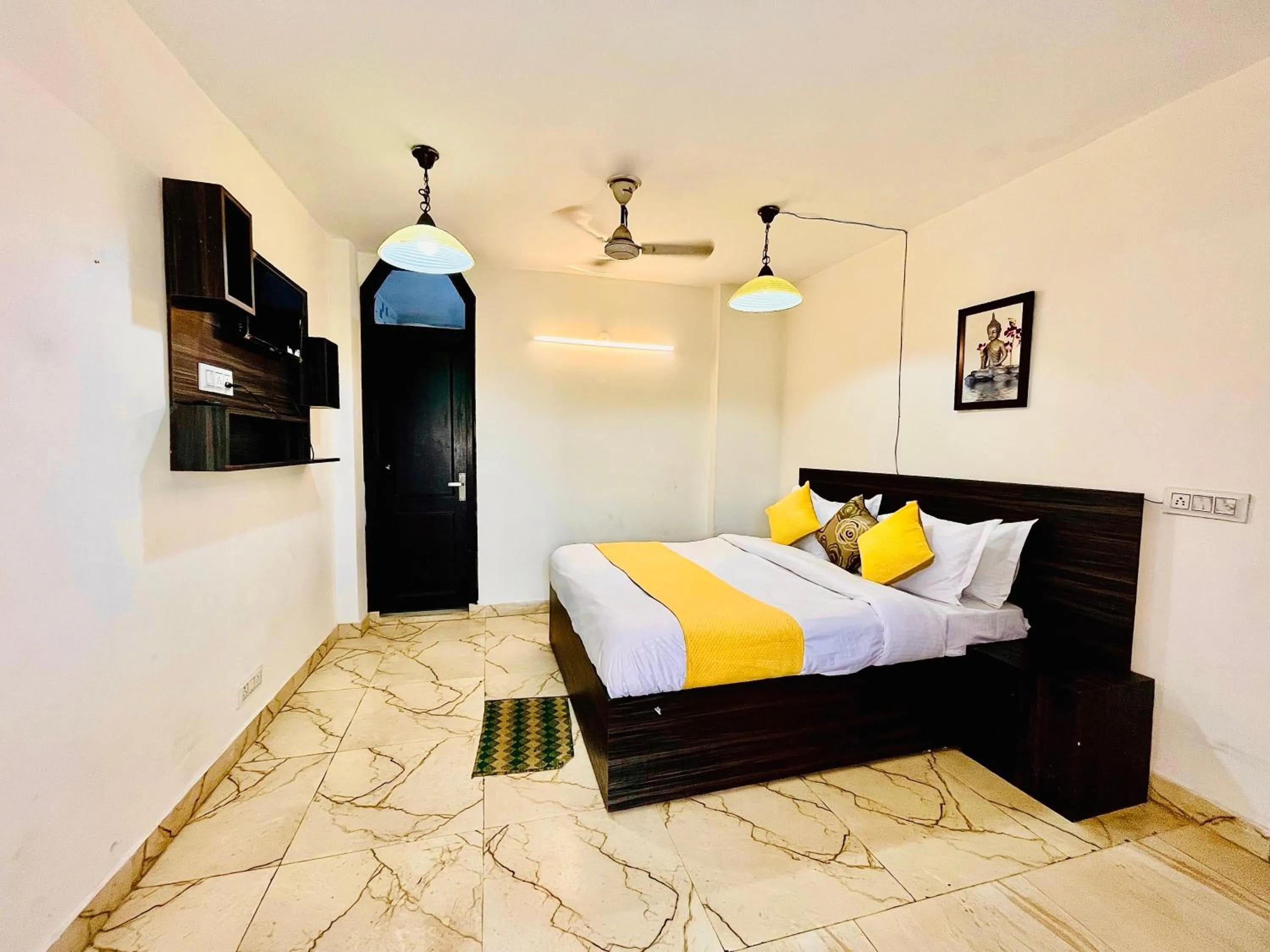 Bed in Hotel Hauz Khas Inn Near Hauz Khas Fort and Deer Park