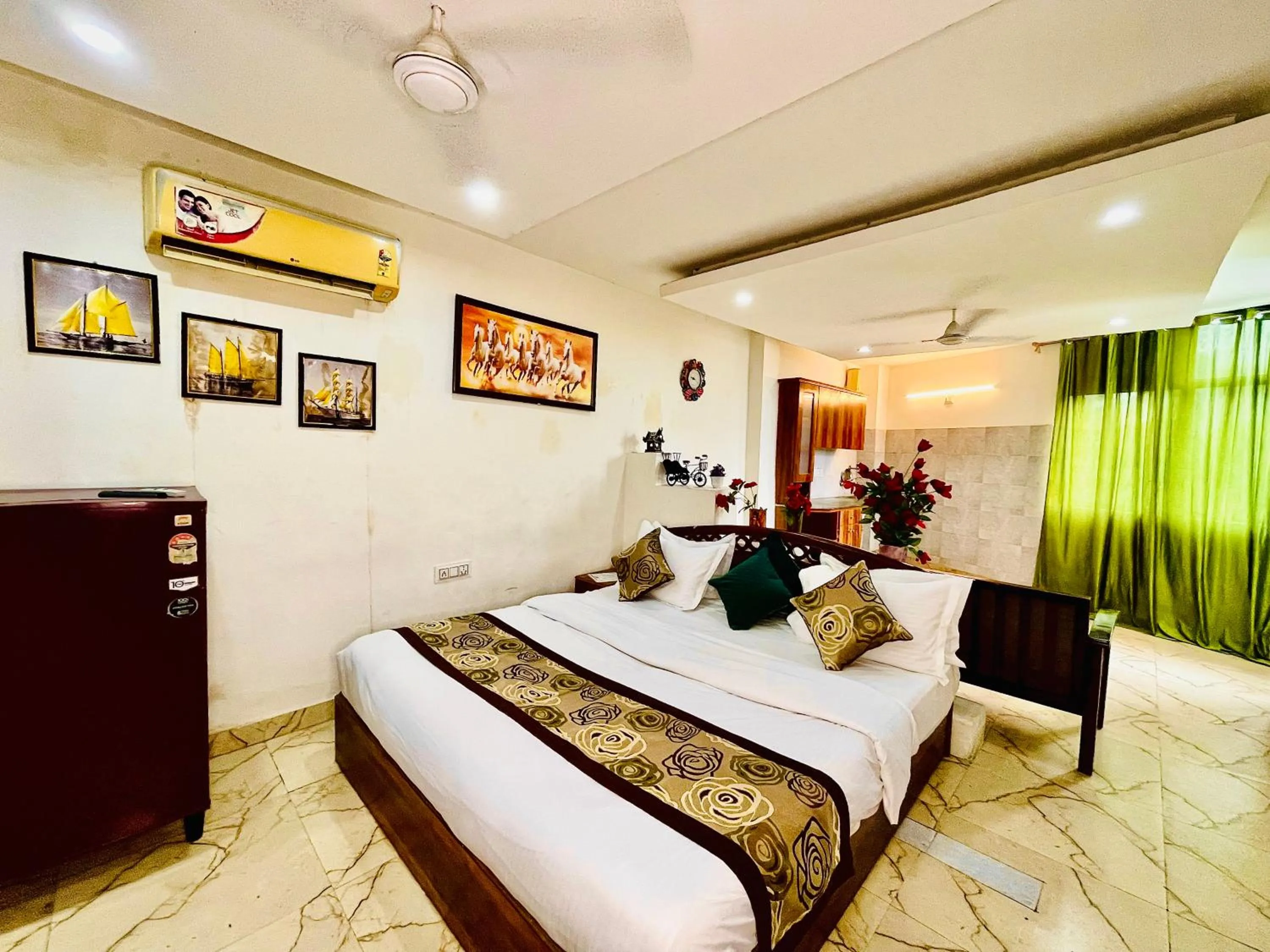 Bed in Hotel Hauz Khas Inn Near Hauz Khas Fort and Deer Park