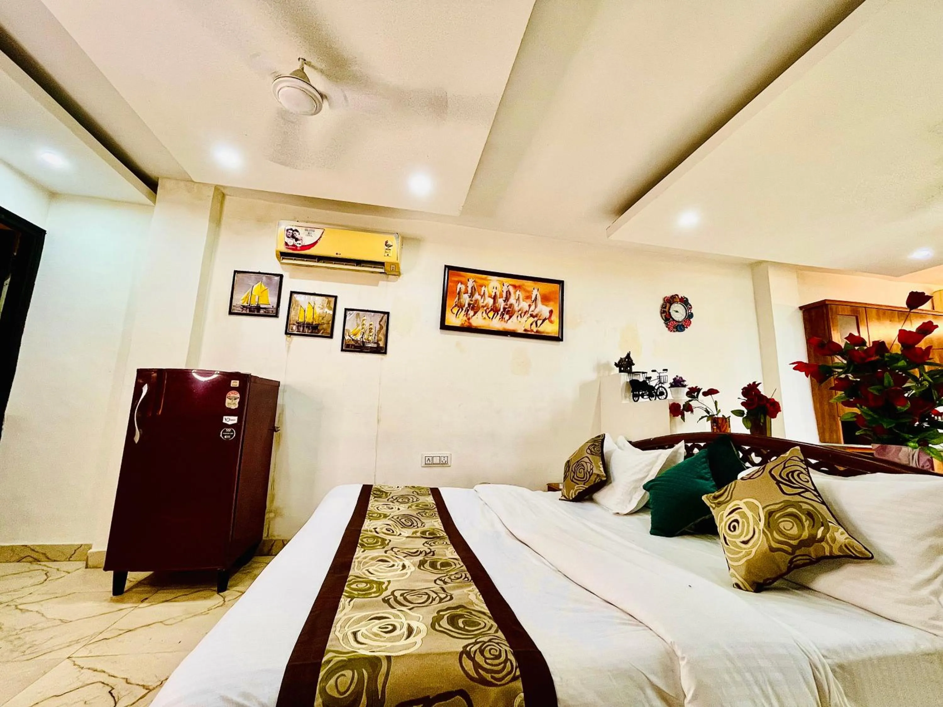 Bed in Hotel Hauz Khas Inn Near Hauz Khas Fort and Deer Park