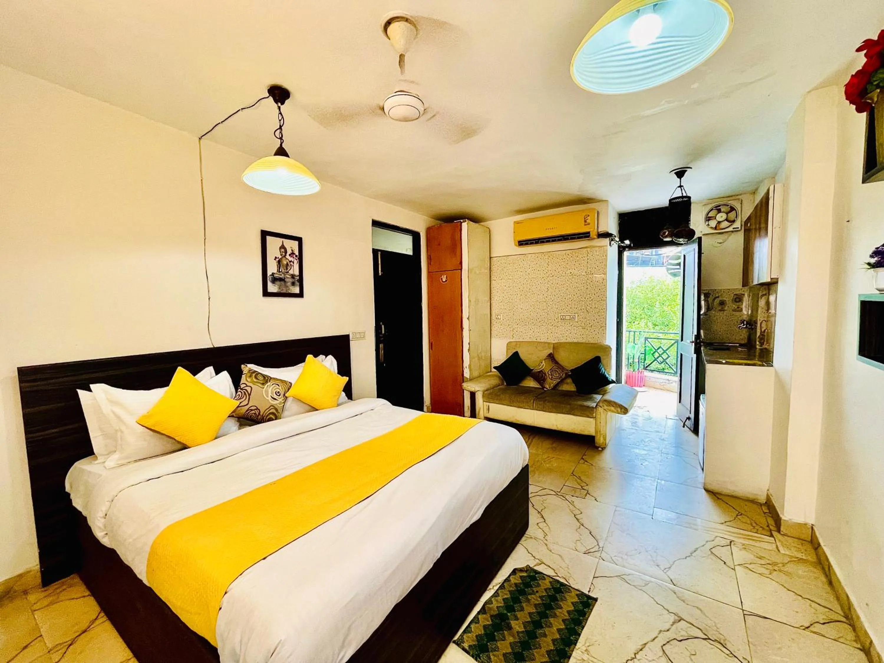 Bed in Hotel Hauz Khas Inn Near Hauz Khas Fort and Deer Park