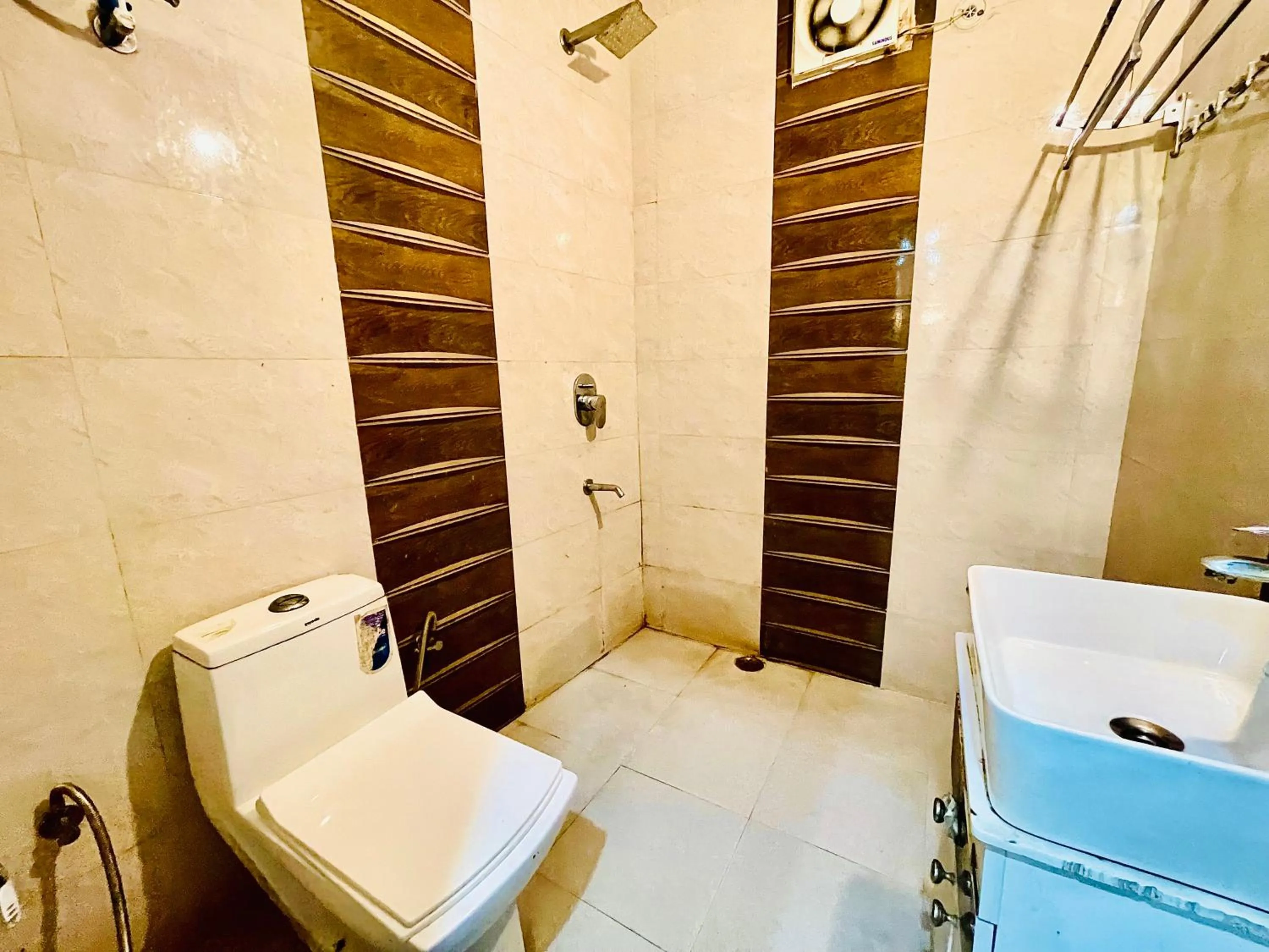 Shower in Hotel Hauz Khas Inn Near Hauz Khas Fort and Deer Park
