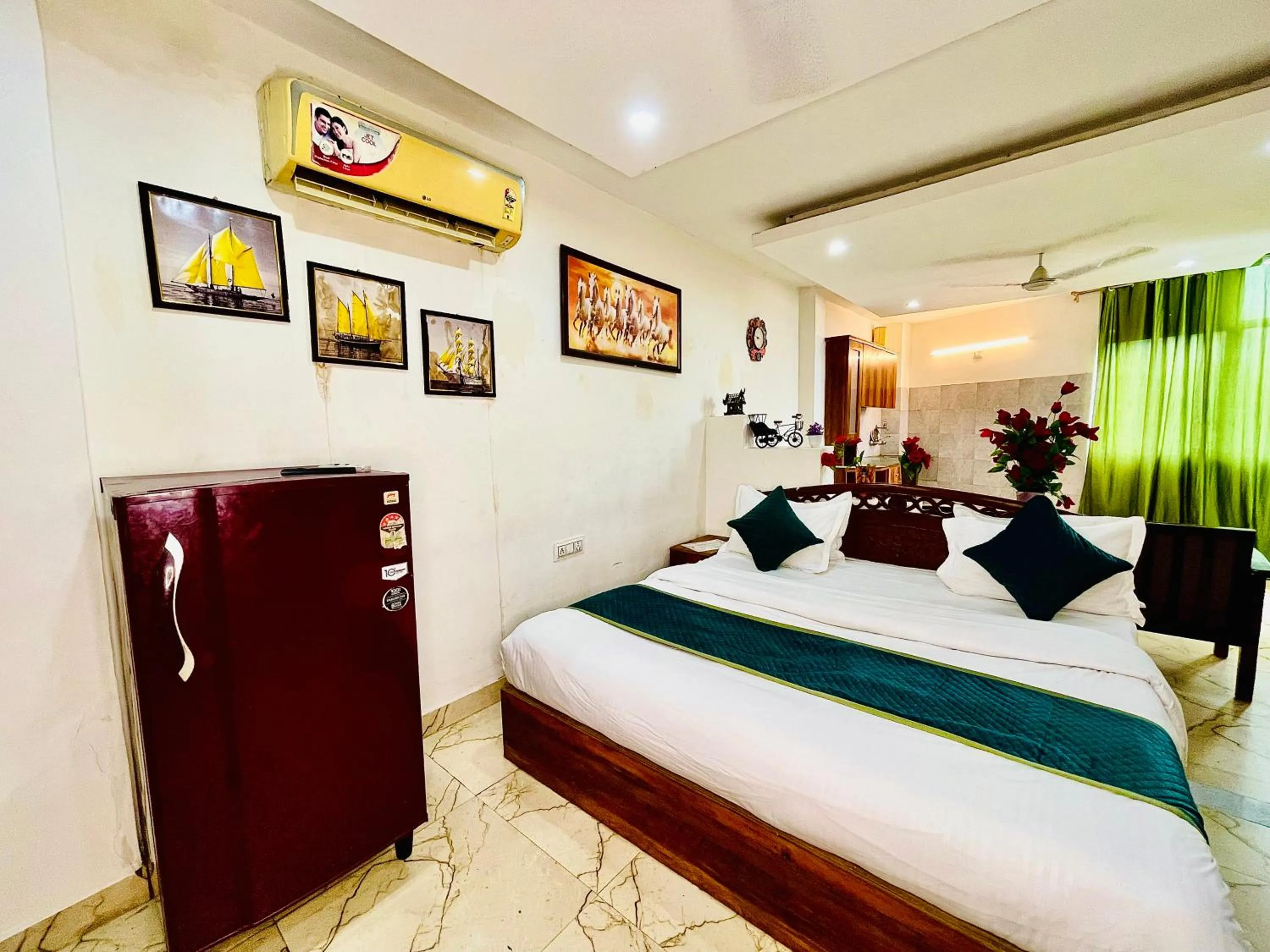 Bed in Hotel Hauz Khas Inn Near Hauz Khas Fort and Deer Park
