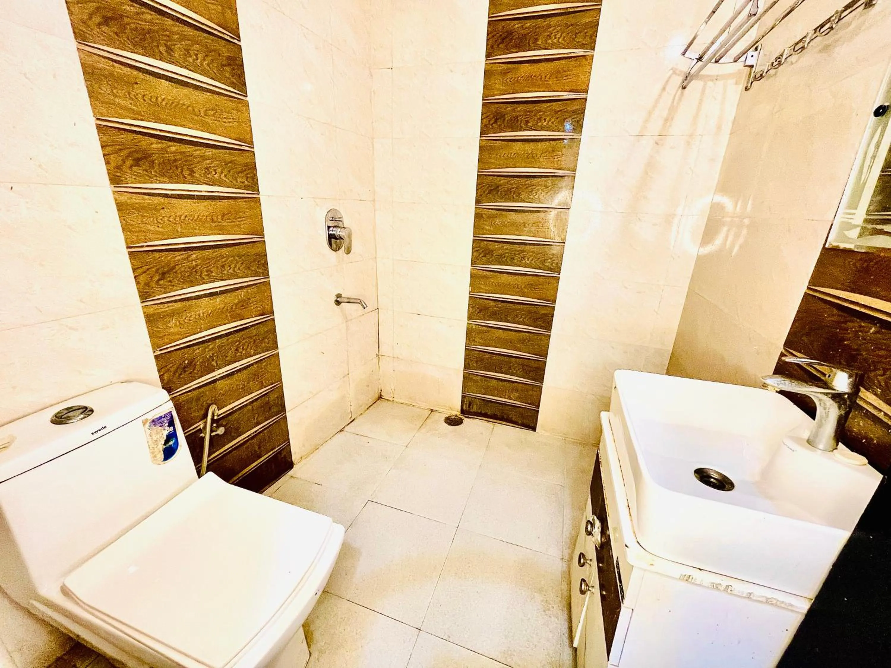 Shower in Hotel Hauz Khas Inn Near Hauz Khas Fort and Deer Park