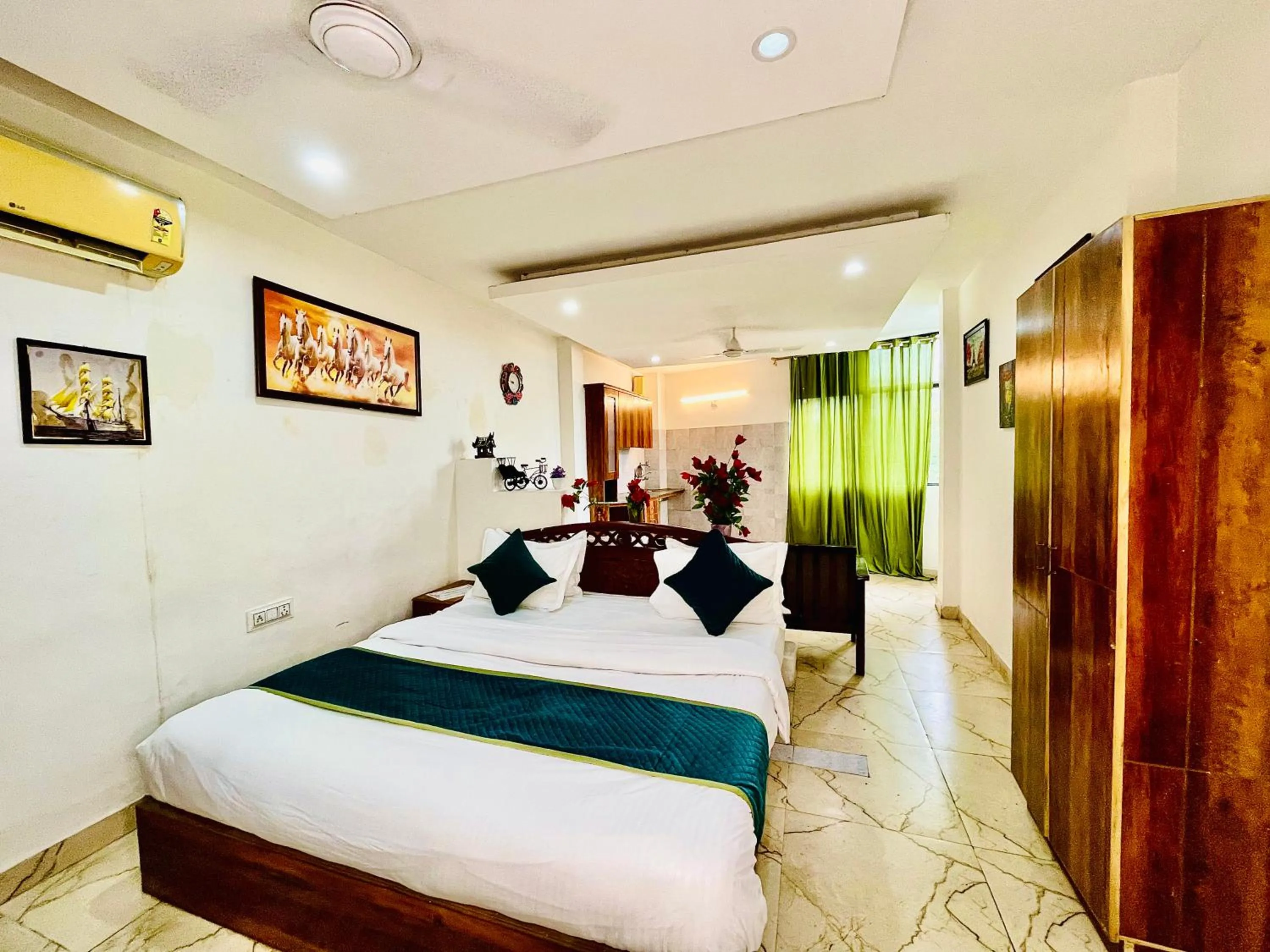 Bed in Hotel Hauz Khas Inn Near Hauz Khas Fort and Deer Park