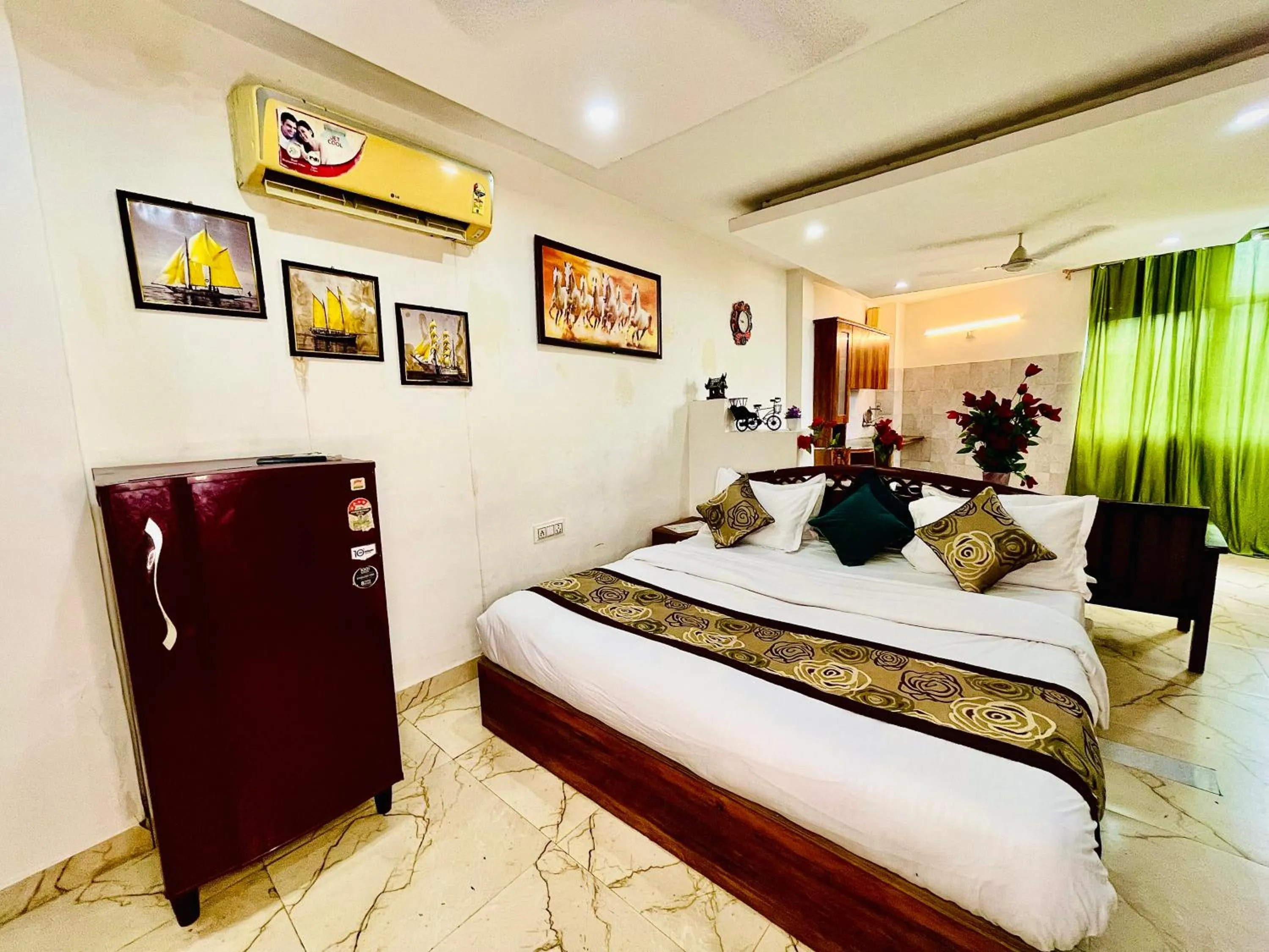 Bed in Hotel Hauz Khas Inn Near Hauz Khas Fort and Deer Park
