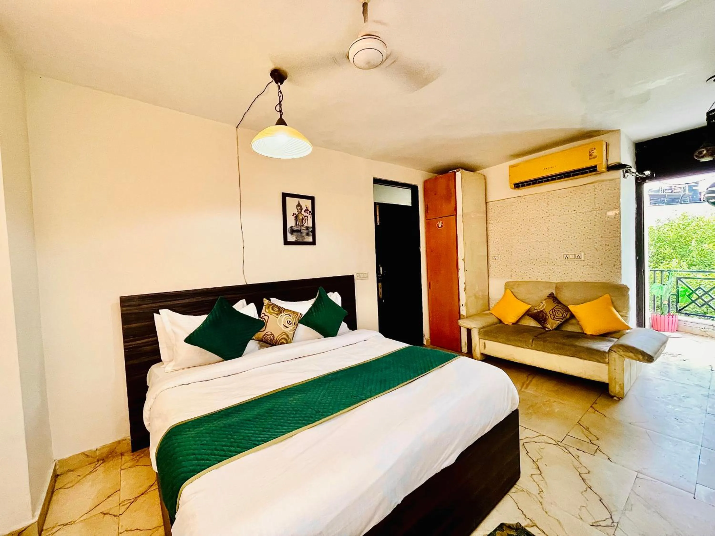 Bed in Hotel Hauz Khas Inn Near Hauz Khas Fort and Deer Park
